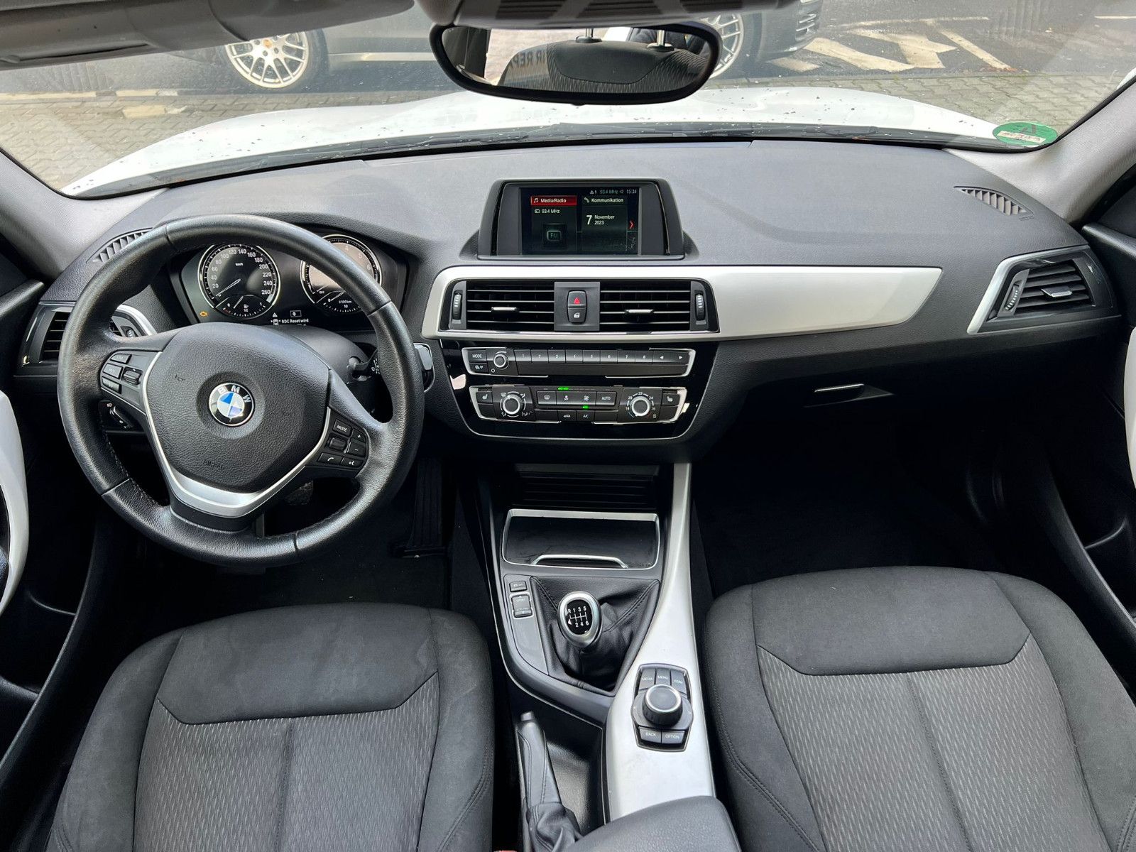 Fahrzeugabbildung BMW 118i Advantage