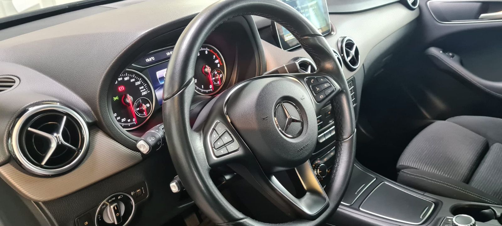 Fahrzeugabbildung Mercedes-Benz B 180 Automatik, Navigation, Rückfahrkamera