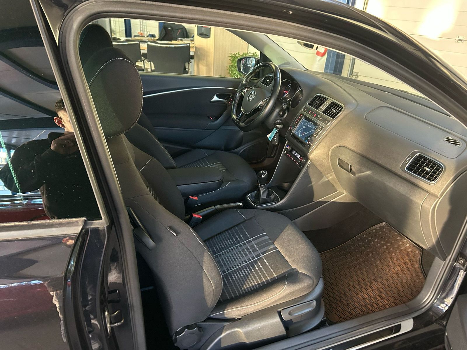 Fahrzeugabbildung Volkswagen Polo 1.4 TDI V Lounge*NAVI*PDC*SHZ*APPLECARPLAY