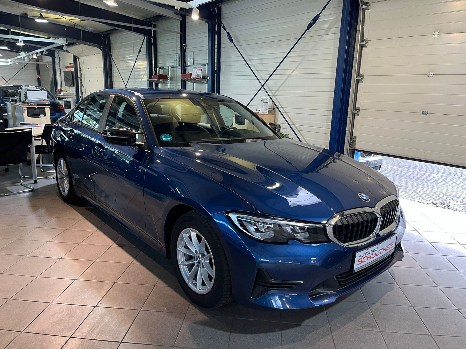 Fahrzeugabbildung BMW 318 i Advantage |Automatik|ServiceVertrag|Faceli