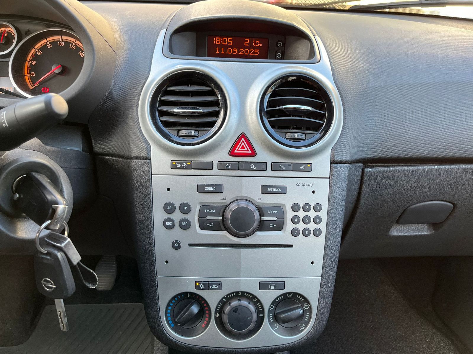 Fahrzeugabbildung Opel Corsa 1.2 PDC*KLIMA*SITZHEIZUNG*