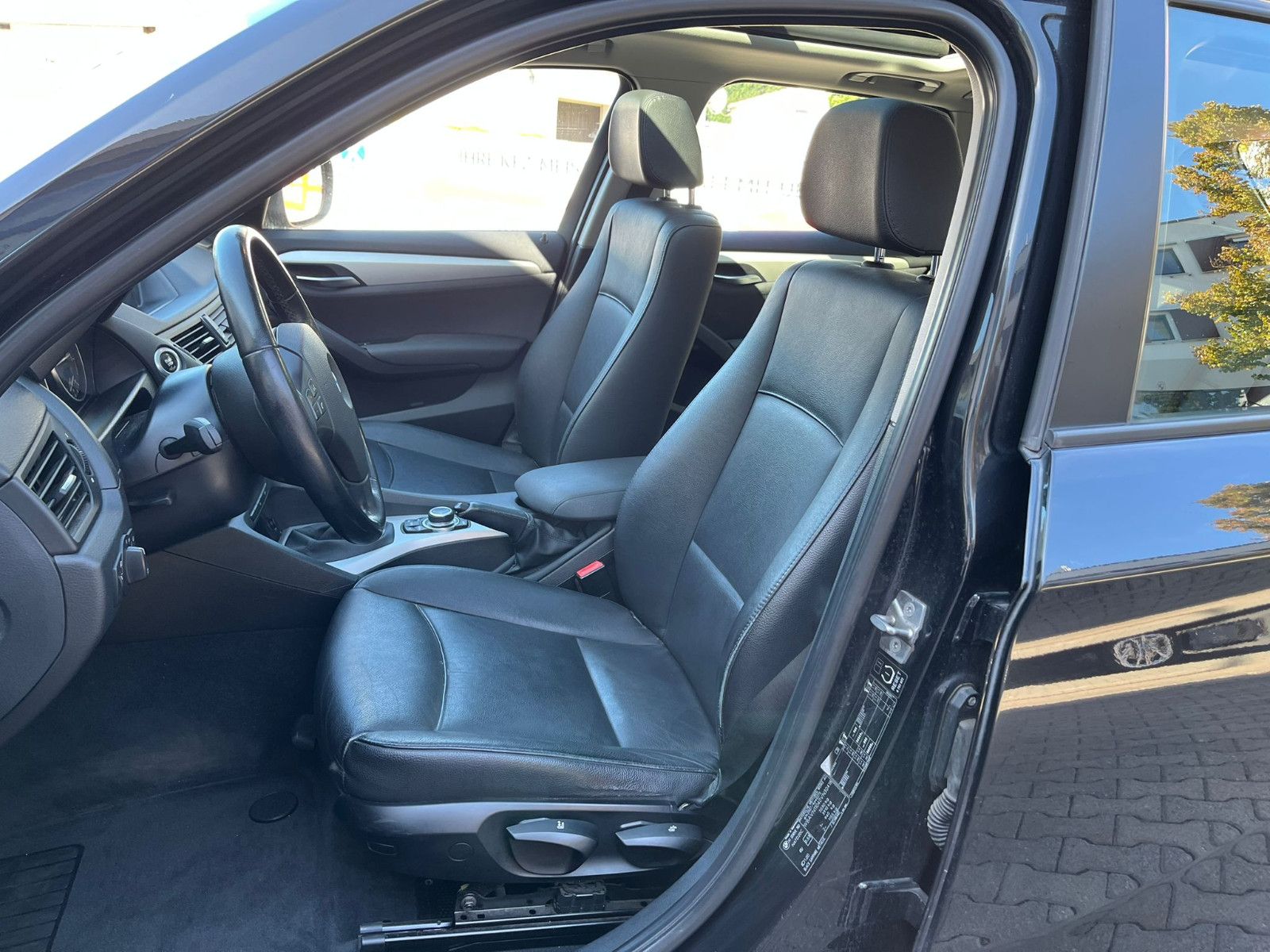 Fahrzeugabbildung BMW X1 18 d sDrive*PANO*LEDER*NAVI*AHK