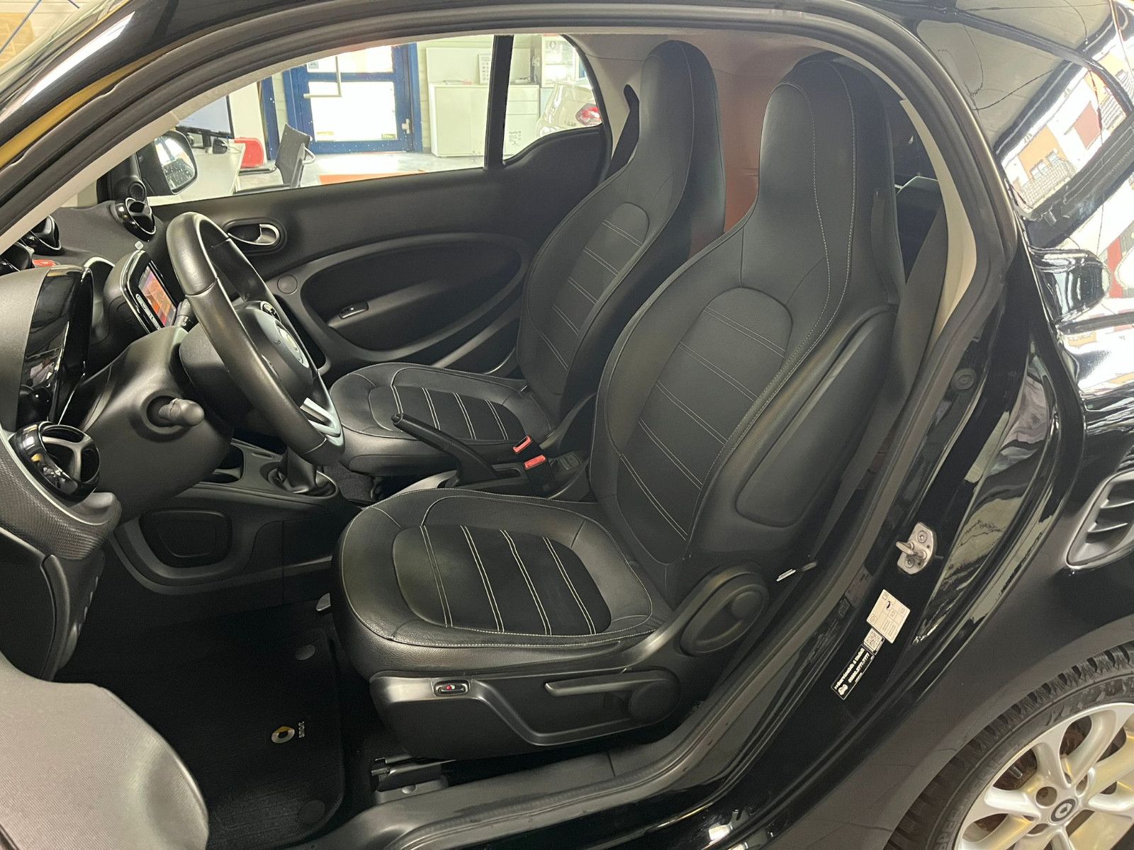 Fahrzeugabbildung Smart ForTwo coupe Basis 90PS*NAVI*SHZ*KLIMA*PANO