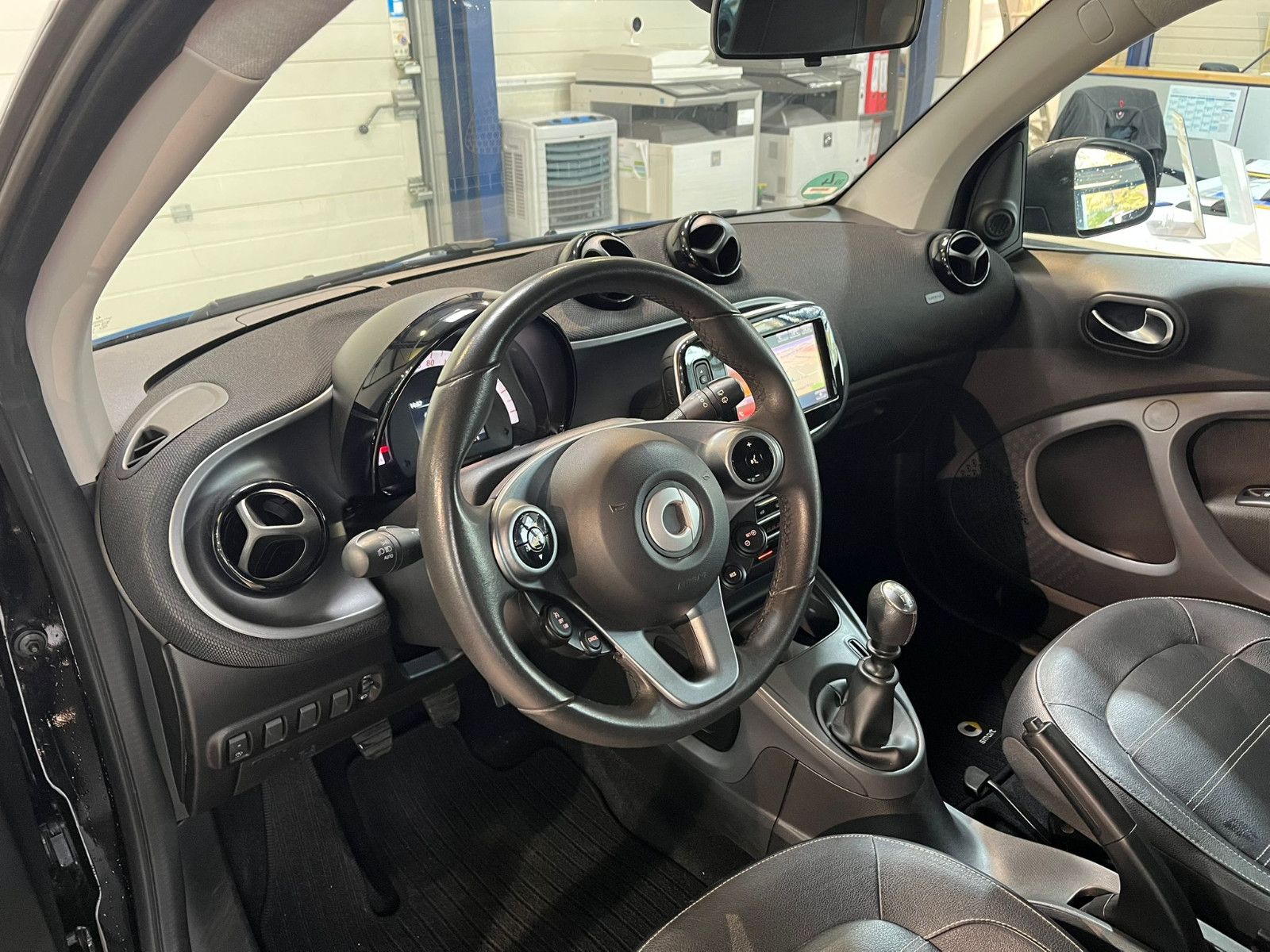 Fahrzeugabbildung Smart ForTwo coupe Basis 90PS*NAVI*SHZ*KLIMA*PANO