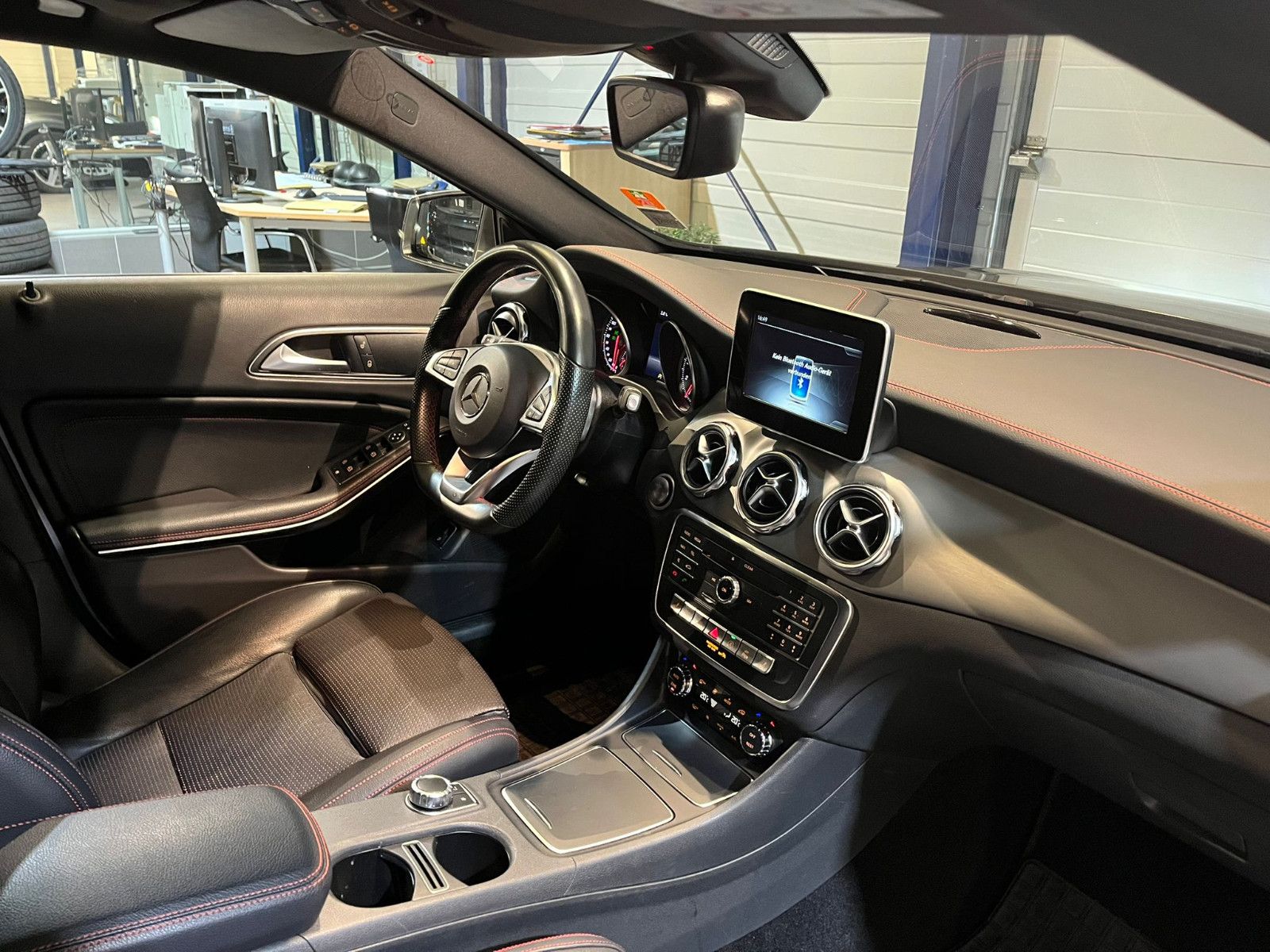 Fahrzeugabbildung Mercedes-Benz GLA 200 AMG-PAKET*PANO*NAVI*LEDER*LED*