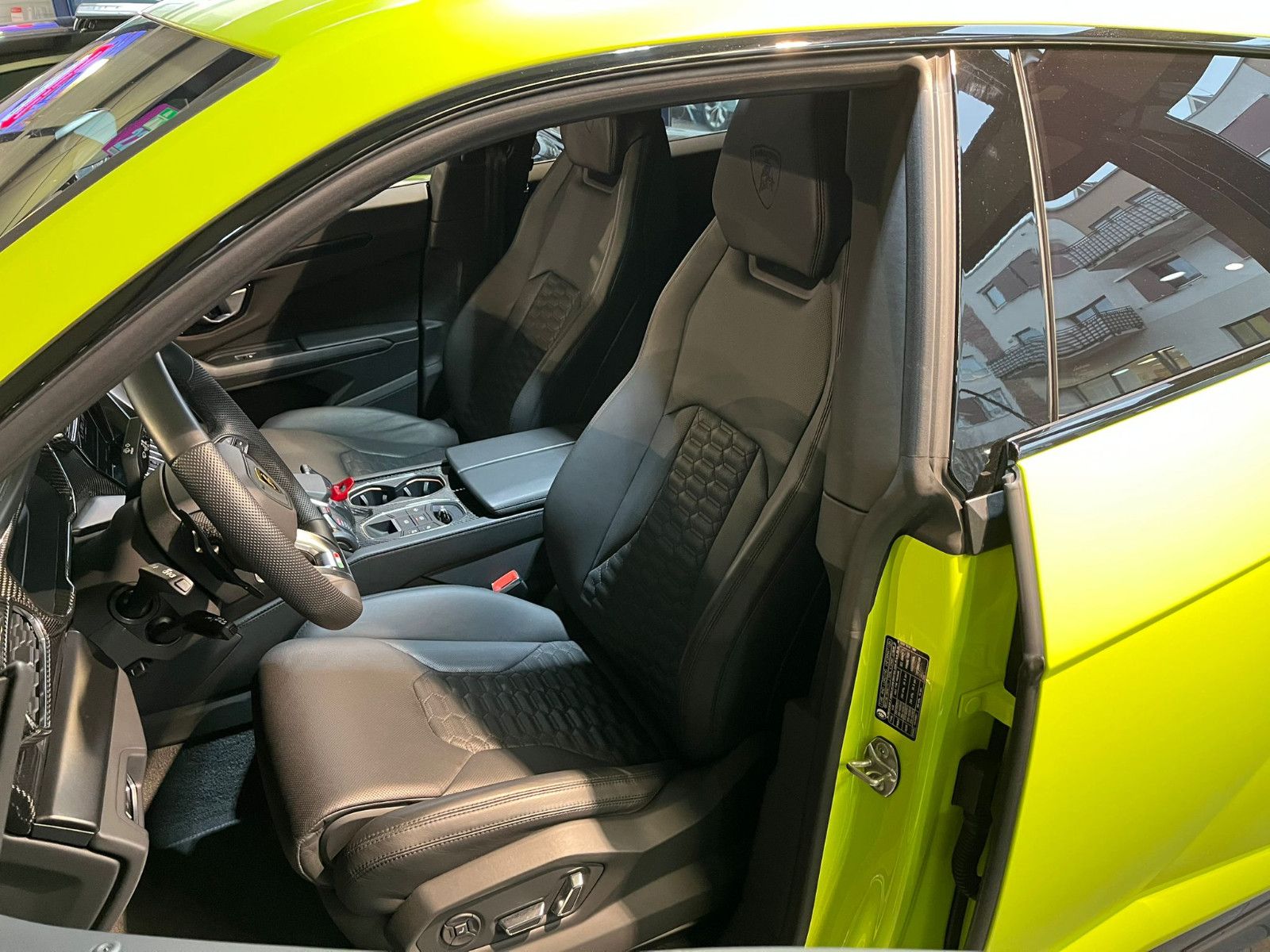 Fahrzeugabbildung Lamborghini Urus 4.0 V8 Autom.S*PANO*CARBON*MASSAGE*S.CLOSE*