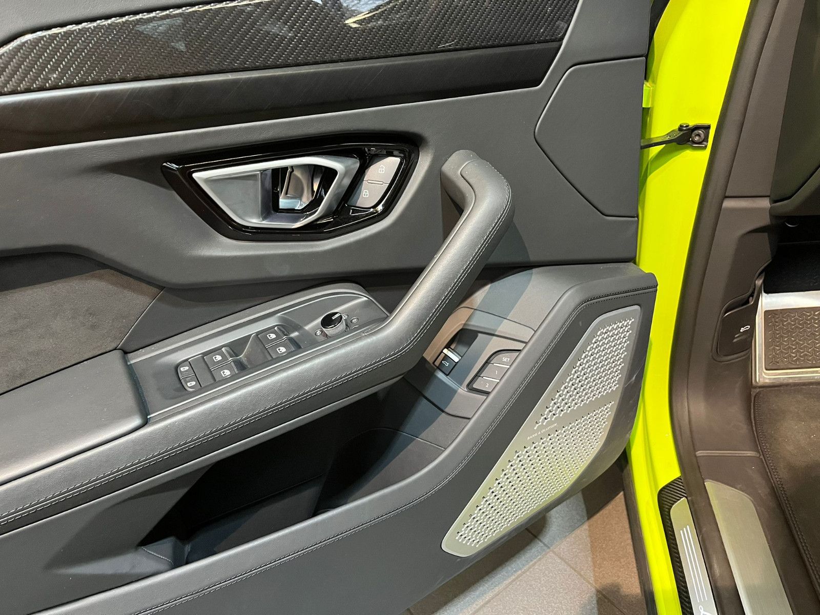 Fahrzeugabbildung Lamborghini Urus 4.0 V8 Autom.S*PANO*CARBON*MASSAGE*S.CLOSE*