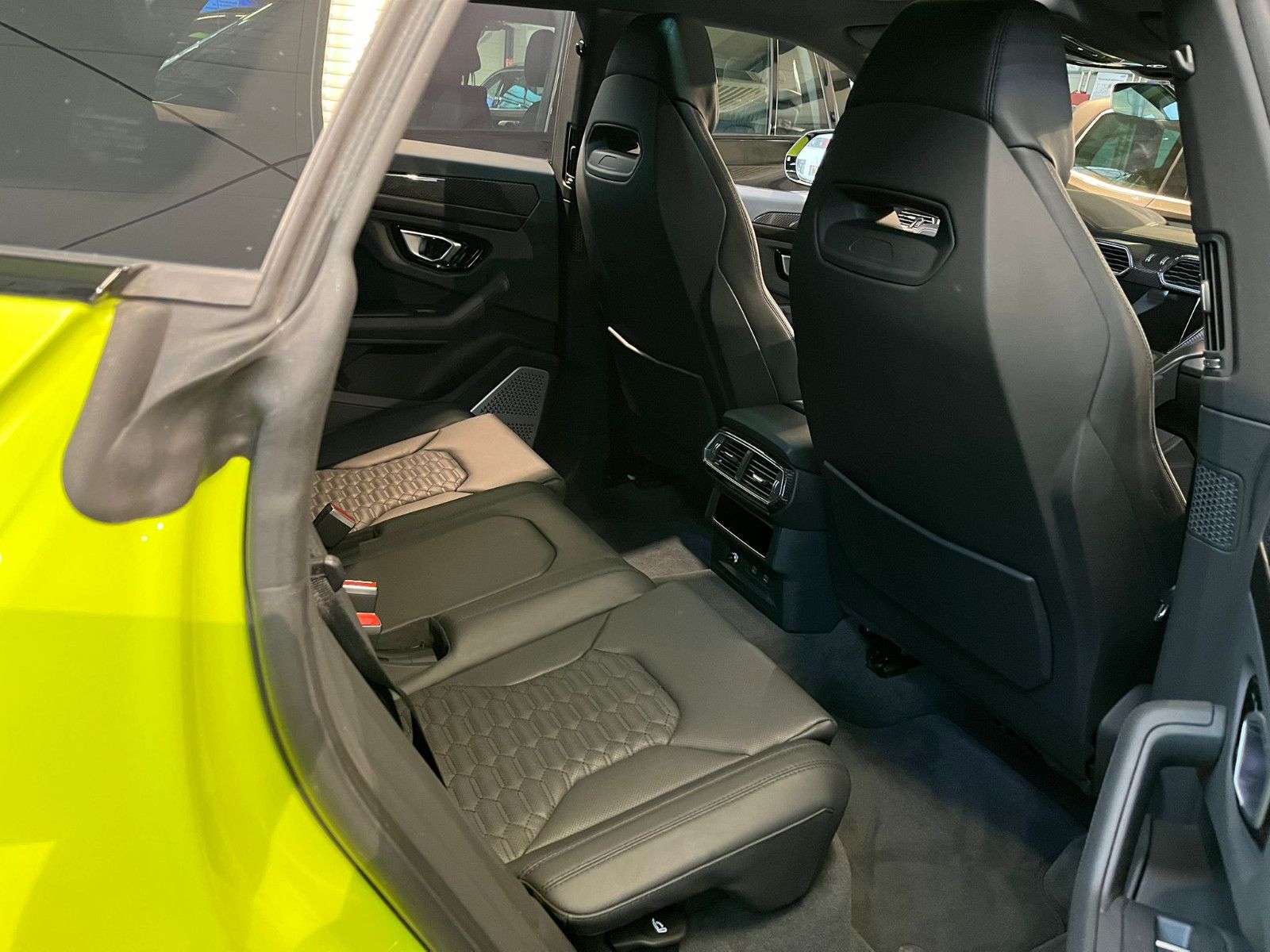 Fahrzeugabbildung Lamborghini Urus 4.0 V8 Autom.S*PANO*CARBON*MASSAGE*S.CLOSE*