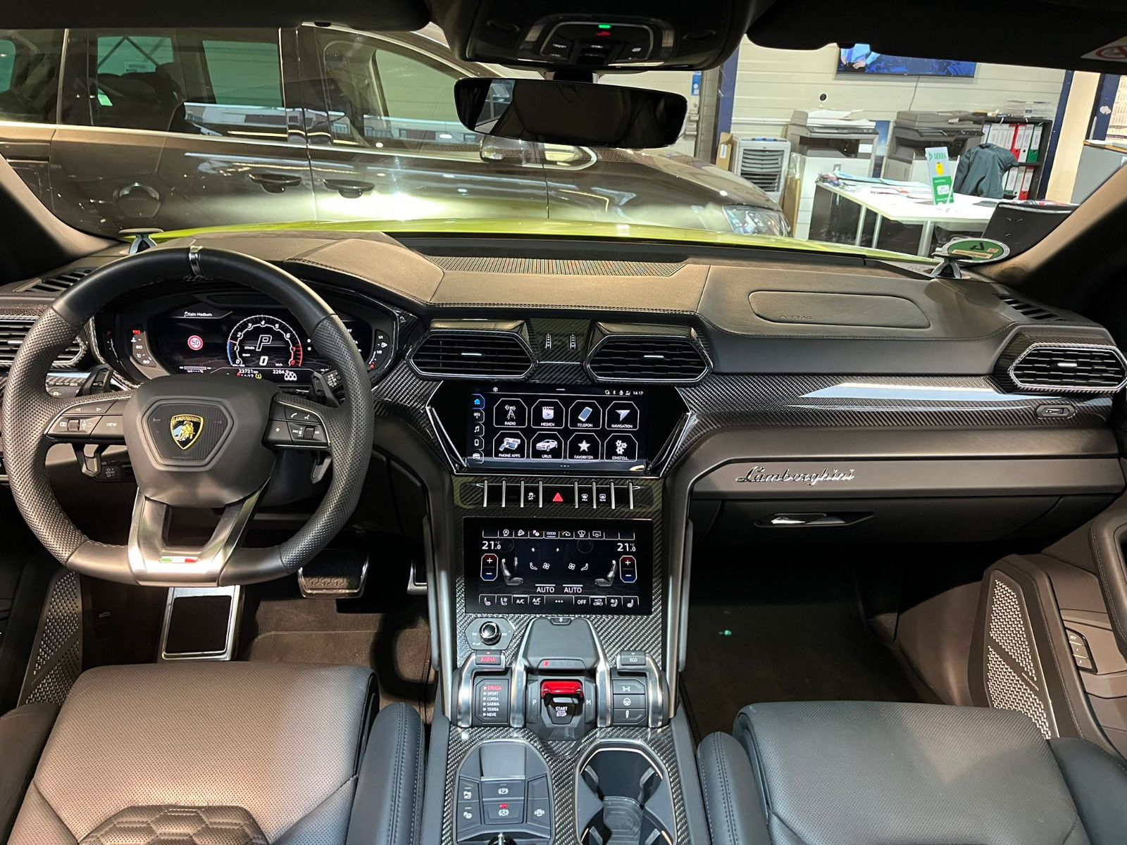 Fahrzeugabbildung Lamborghini Urus 4.0 V8 Autom.S*PANO*CARBON*MASSAGE*S.CLOSE*