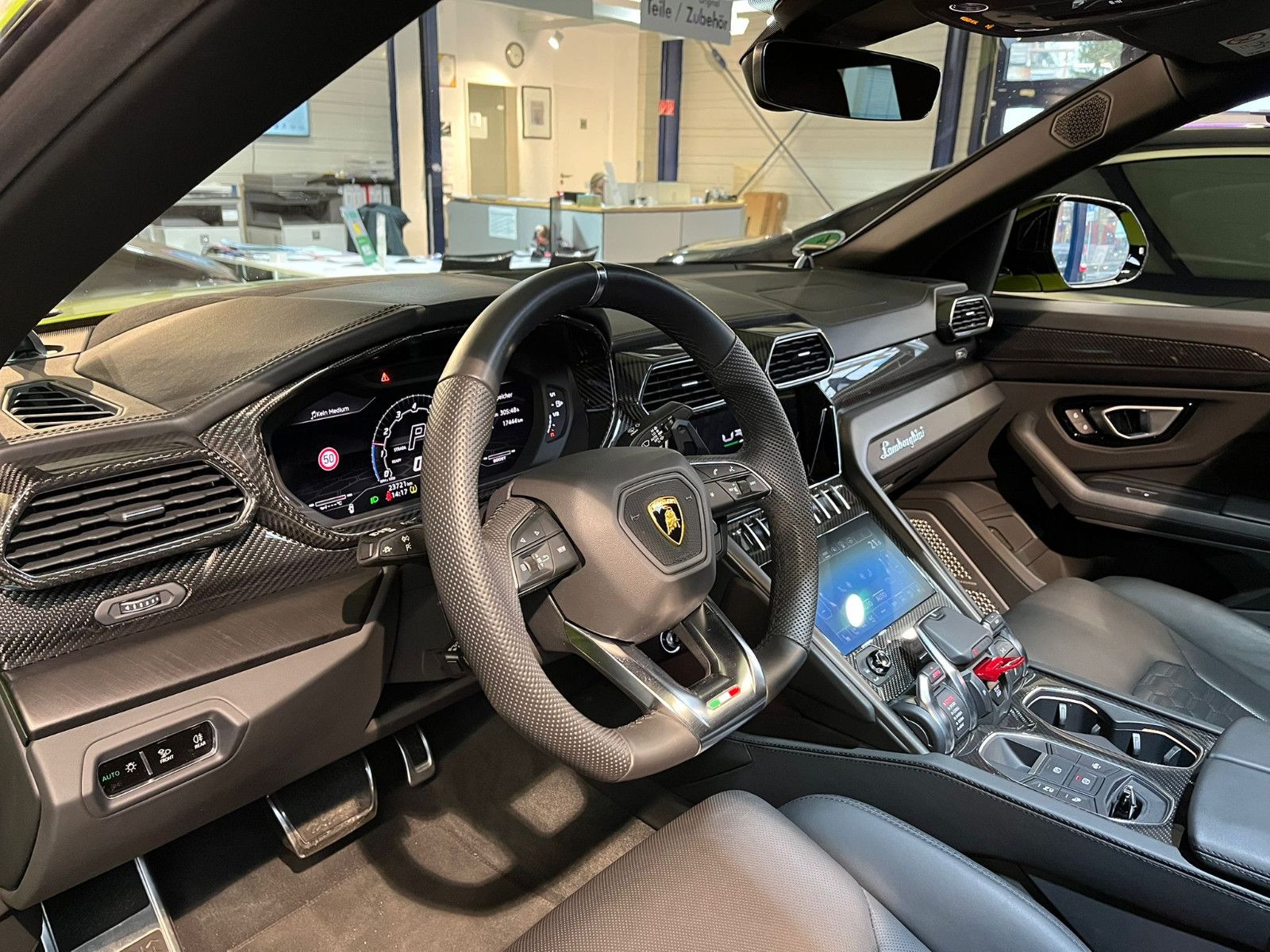 Fahrzeugabbildung Lamborghini Urus 4.0 V8 Autom.S*PANO*CARBON*MASSAGE*S.CLOSE*