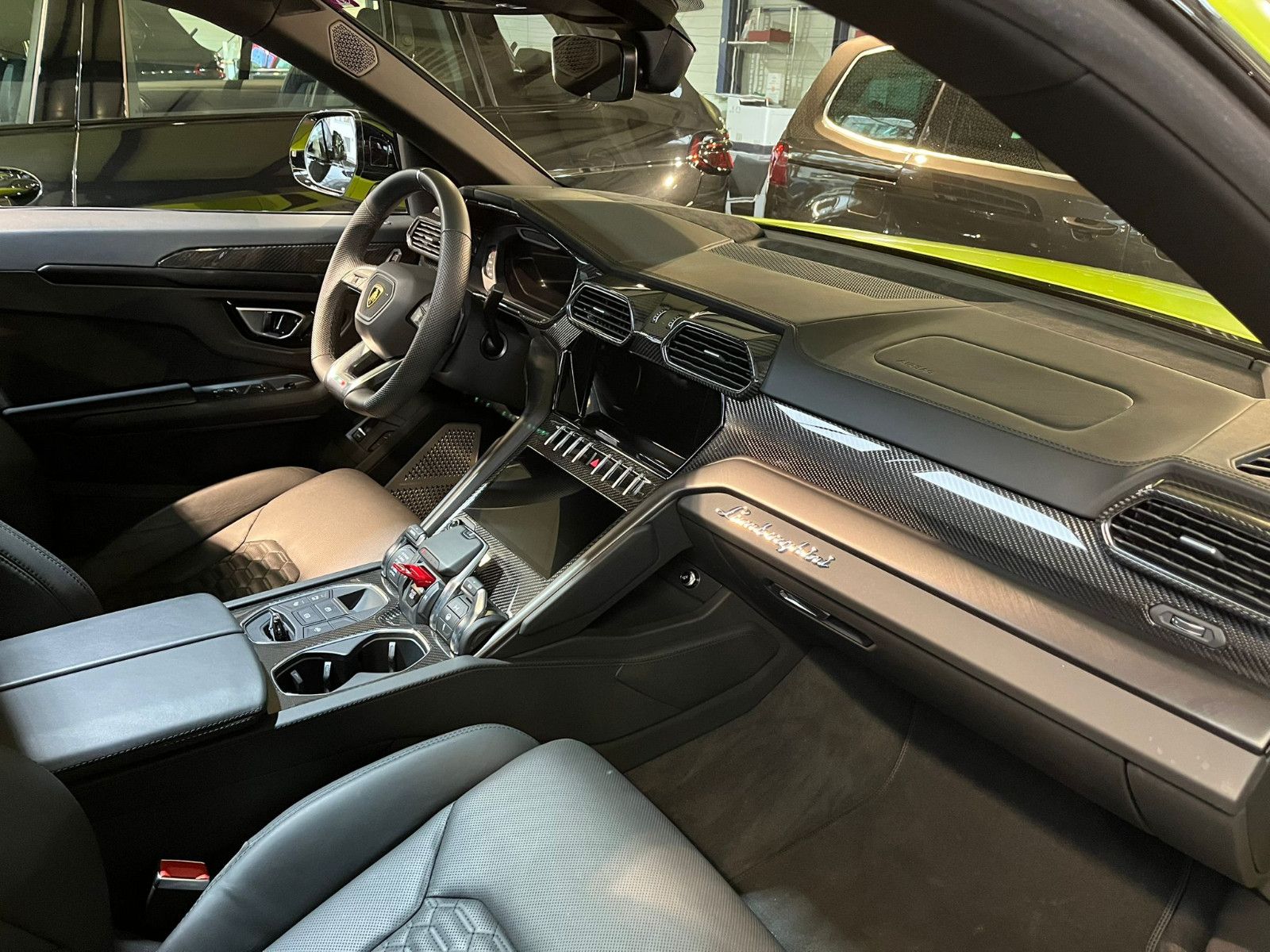 Fahrzeugabbildung Lamborghini Urus 4.0 V8 Autom.S*PANO*CARBON*MASSAGE*S.CLOSE*