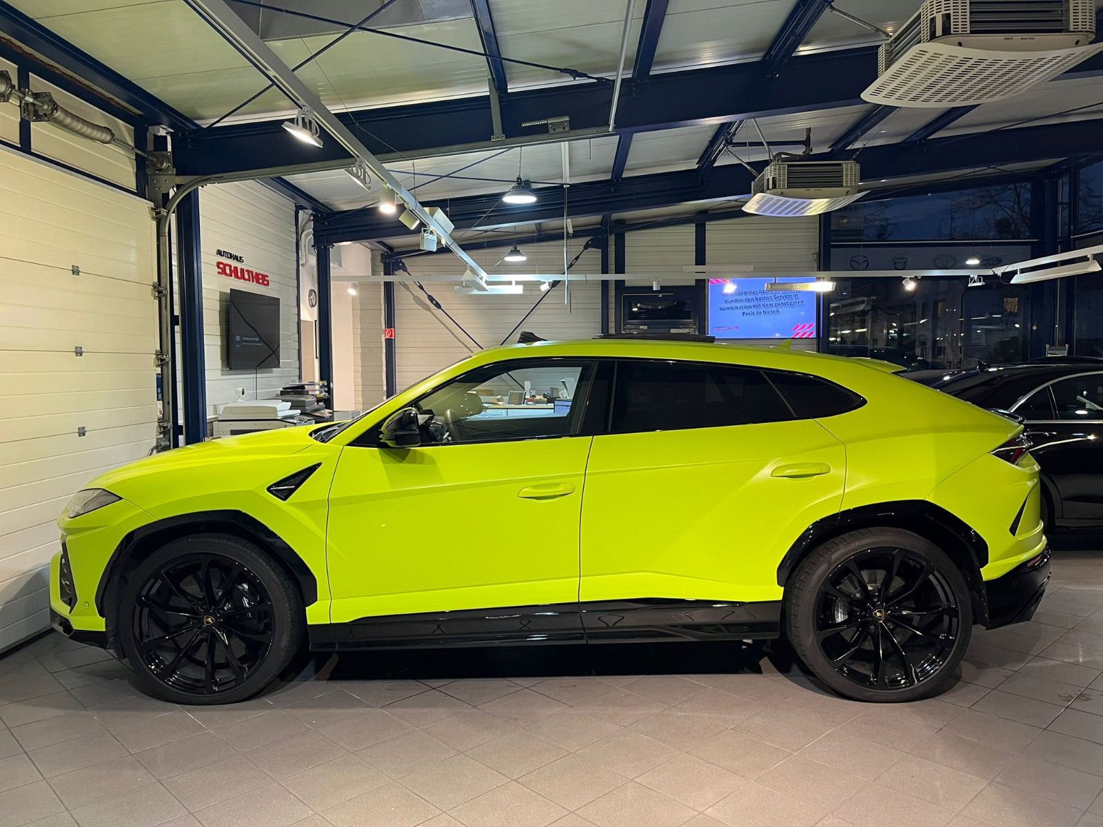 Fahrzeugabbildung Lamborghini Urus 4.0 V8 Autom.S*PANO*CARBON*MASSAGE*S.CLOSE*