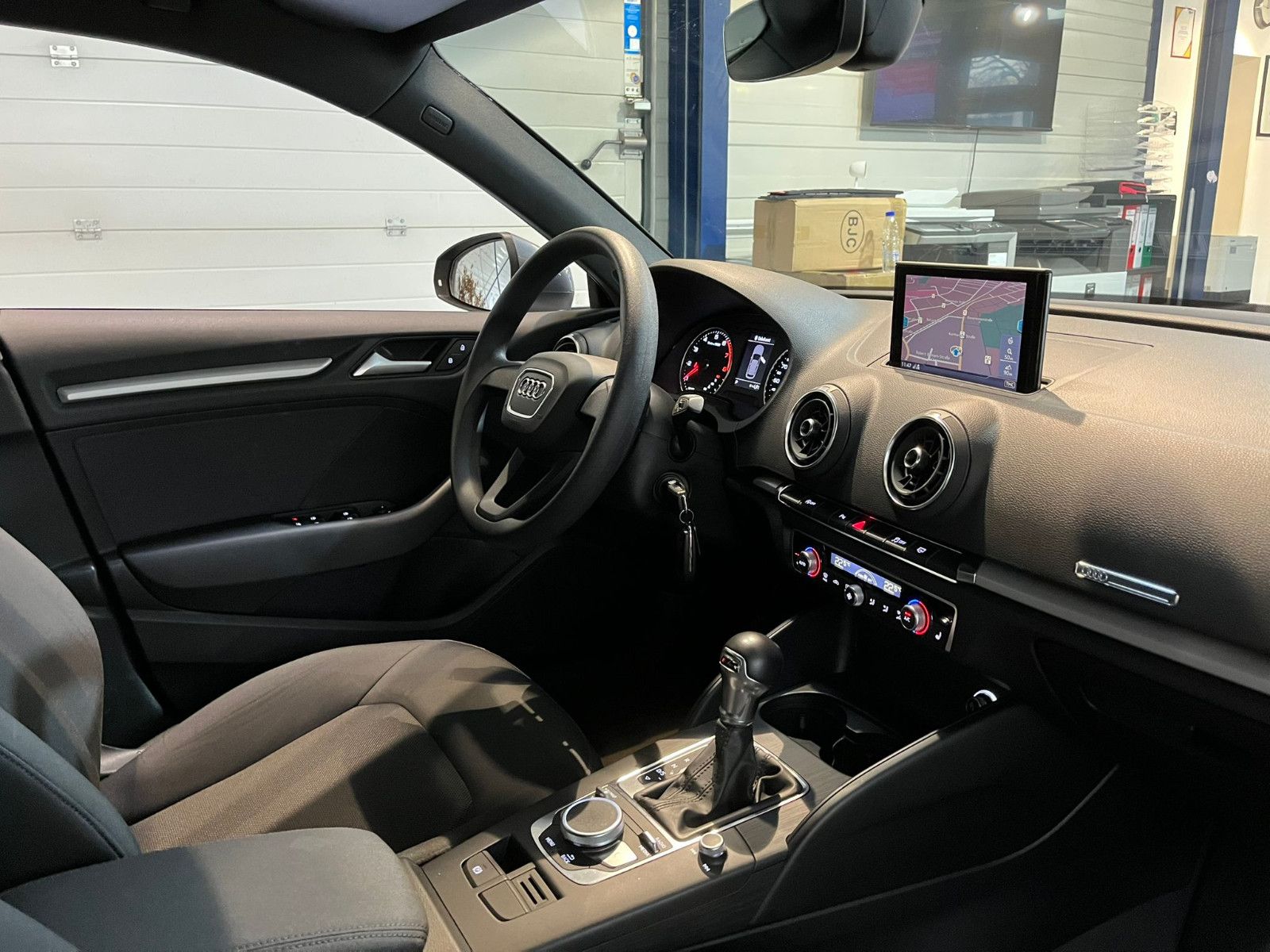 Fahrzeugabbildung Audi A3 Sportback 30 TFSI*LED*NAVI*PDC*SHZ*