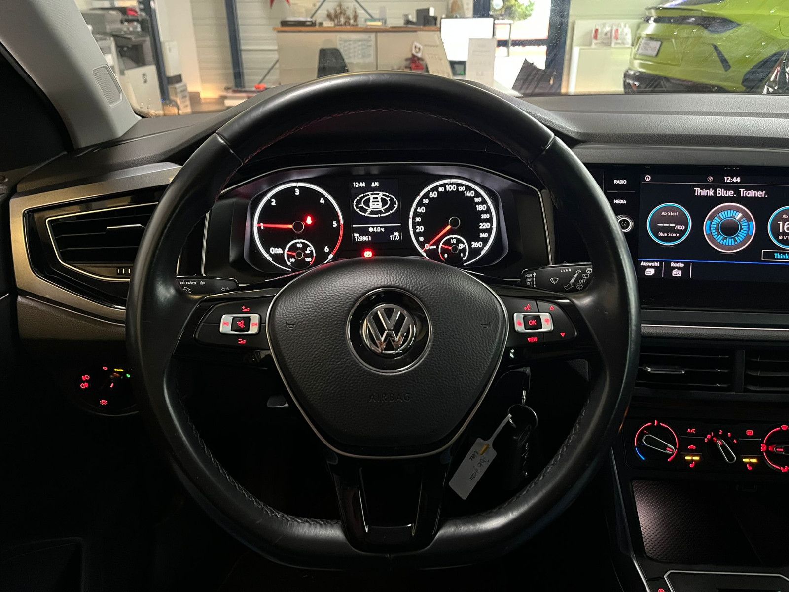 Fahrzeugabbildung Volkswagen Polo VI Highline*NAVI*SHZ*KLIMA*PDC