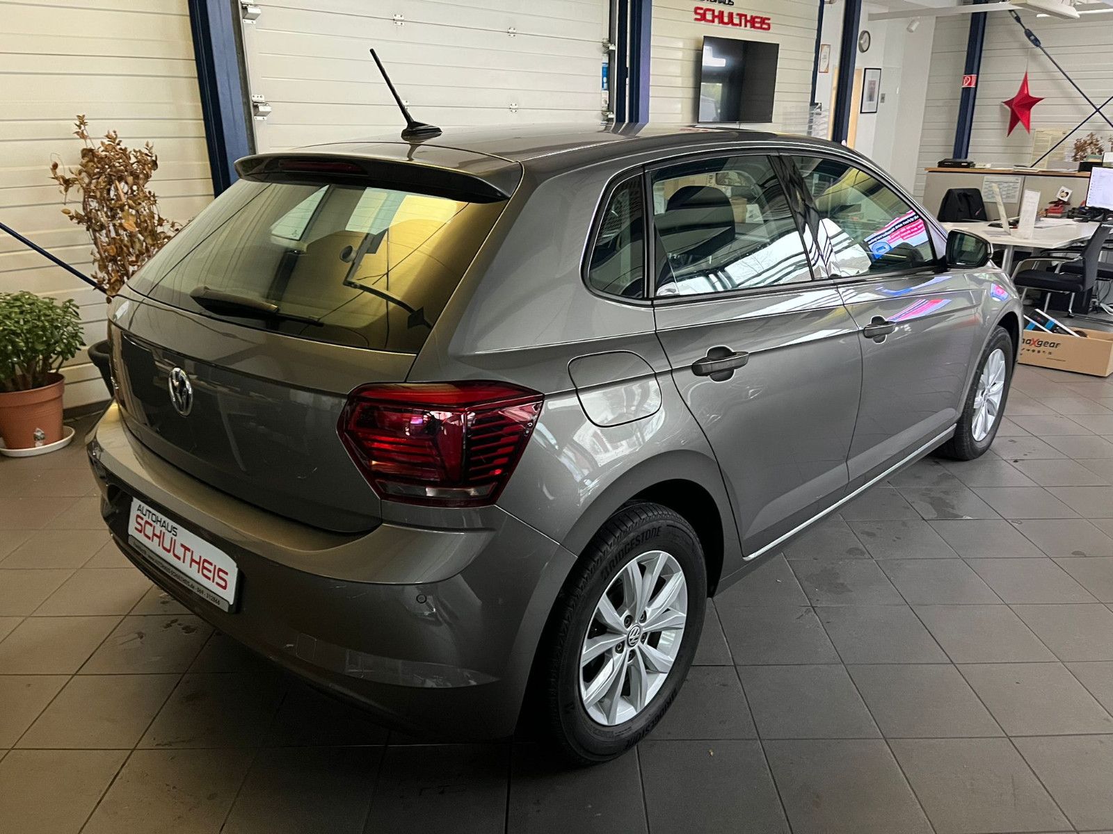 Fahrzeugabbildung Volkswagen Polo VI Highline*NAVI*SHZ*KLIMA*PDC