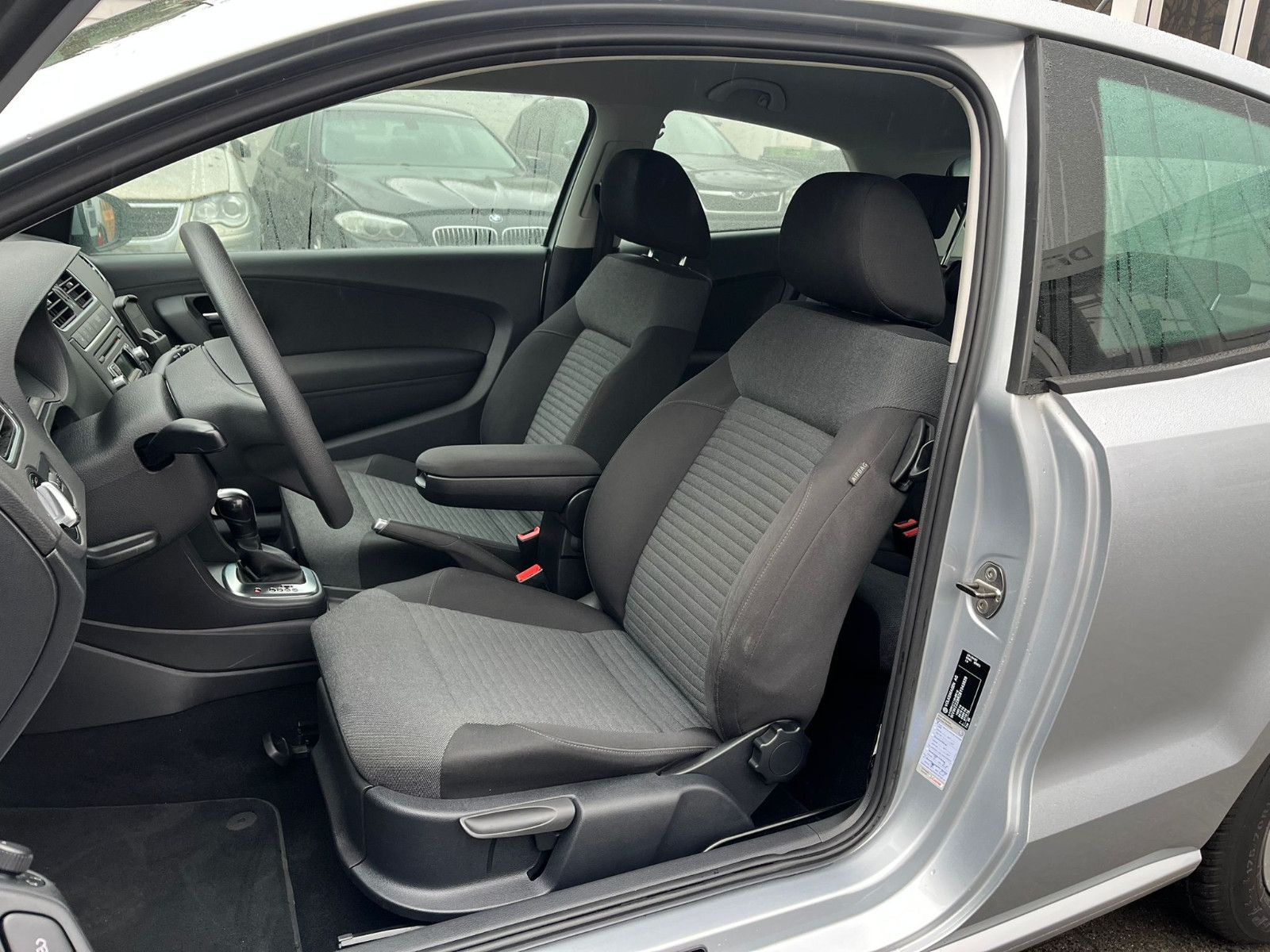 Fahrzeugabbildung Volkswagen Polo V DSG*SITZHEIZUNG*EINPARKHILFE*KLIMA