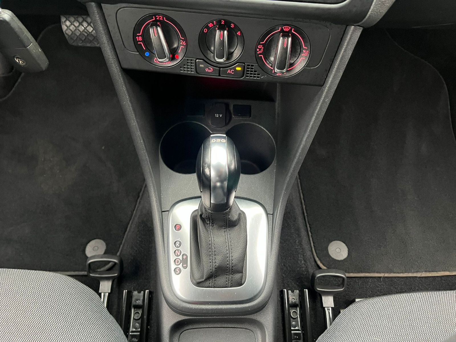 Fahrzeugabbildung Volkswagen Polo V DSG*SITZHEIZUNG*EINPARKHILFE*KLIMA