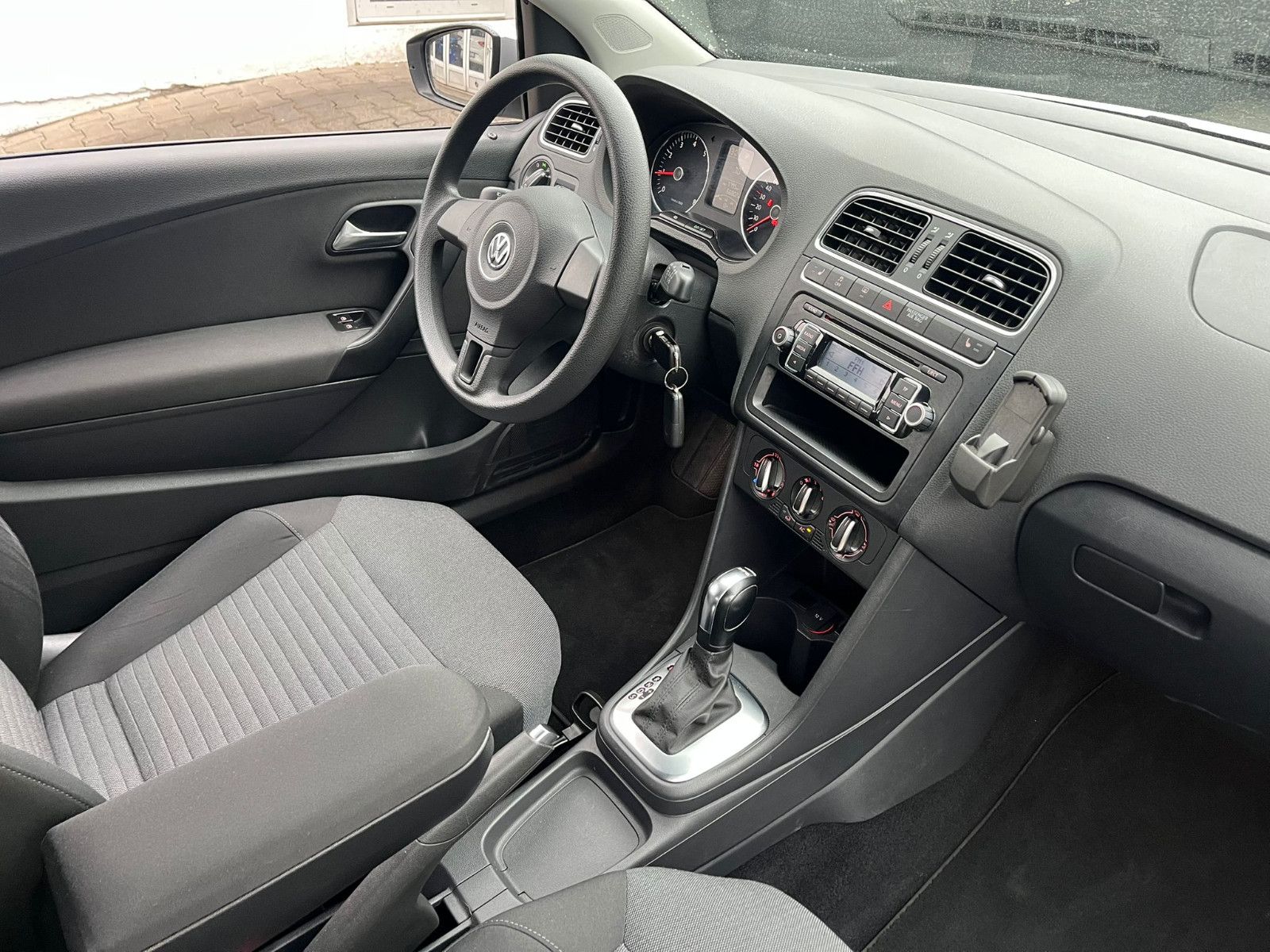 Fahrzeugabbildung Volkswagen Polo V DSG*SITZHEIZUNG*EINPARKHILFE*KLIMA