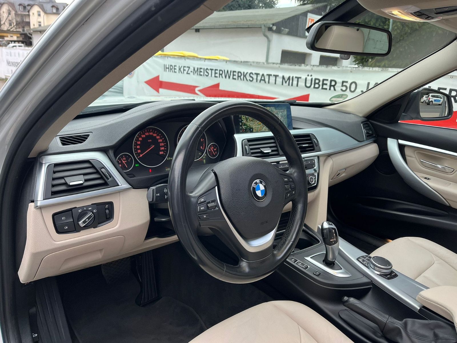 Fahrzeugabbildung BMW 320 d Touring xDrive Luxury Line Purity*PANO*LED