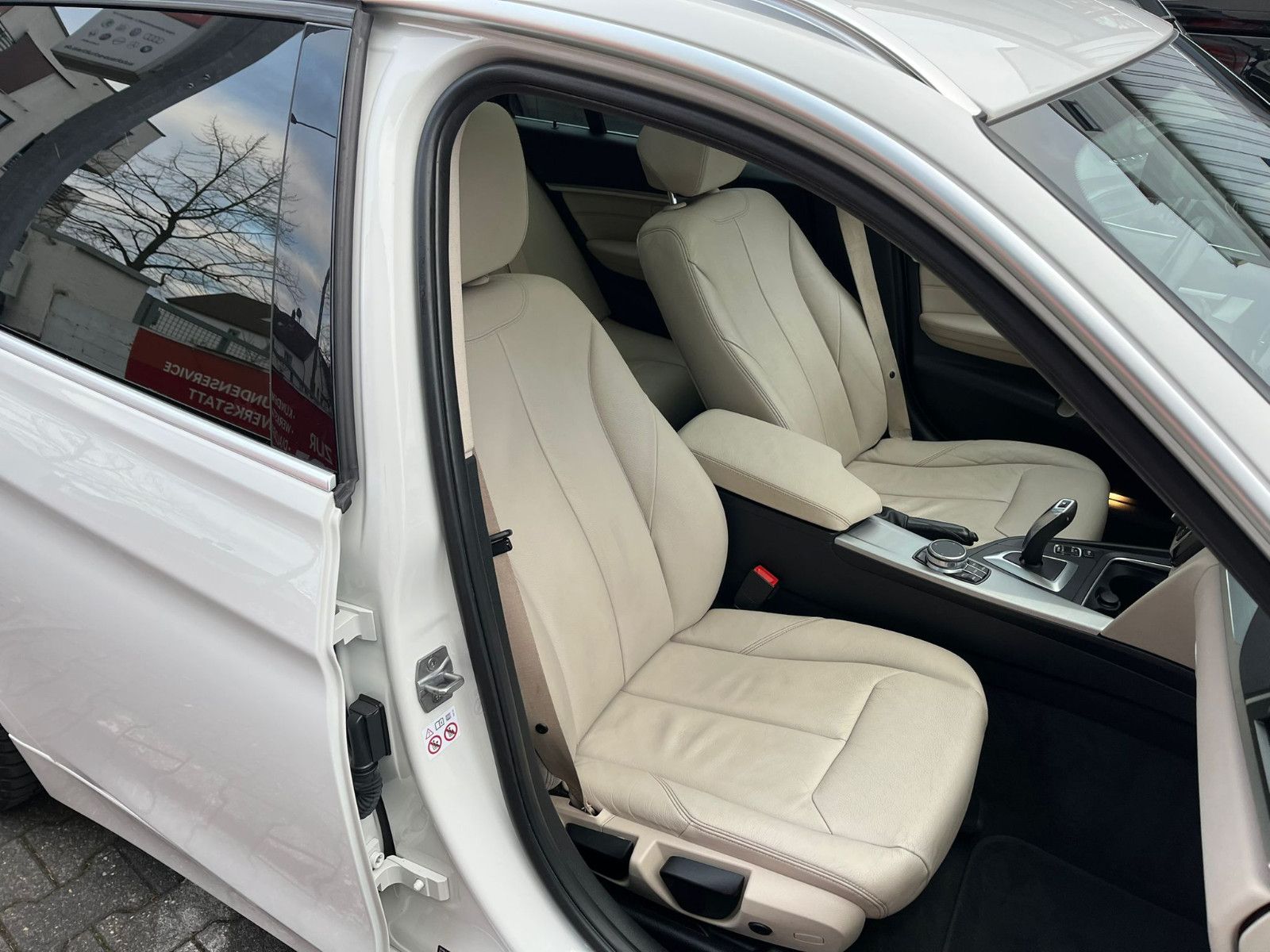 Fahrzeugabbildung BMW 320 d Touring xDrive Luxury Line Purity*PANO*LED