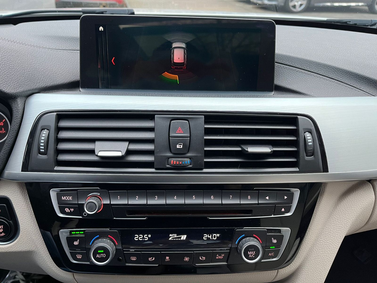 Fahrzeugabbildung BMW 320 d Touring xDrive Luxury Line Purity*PANO*LED