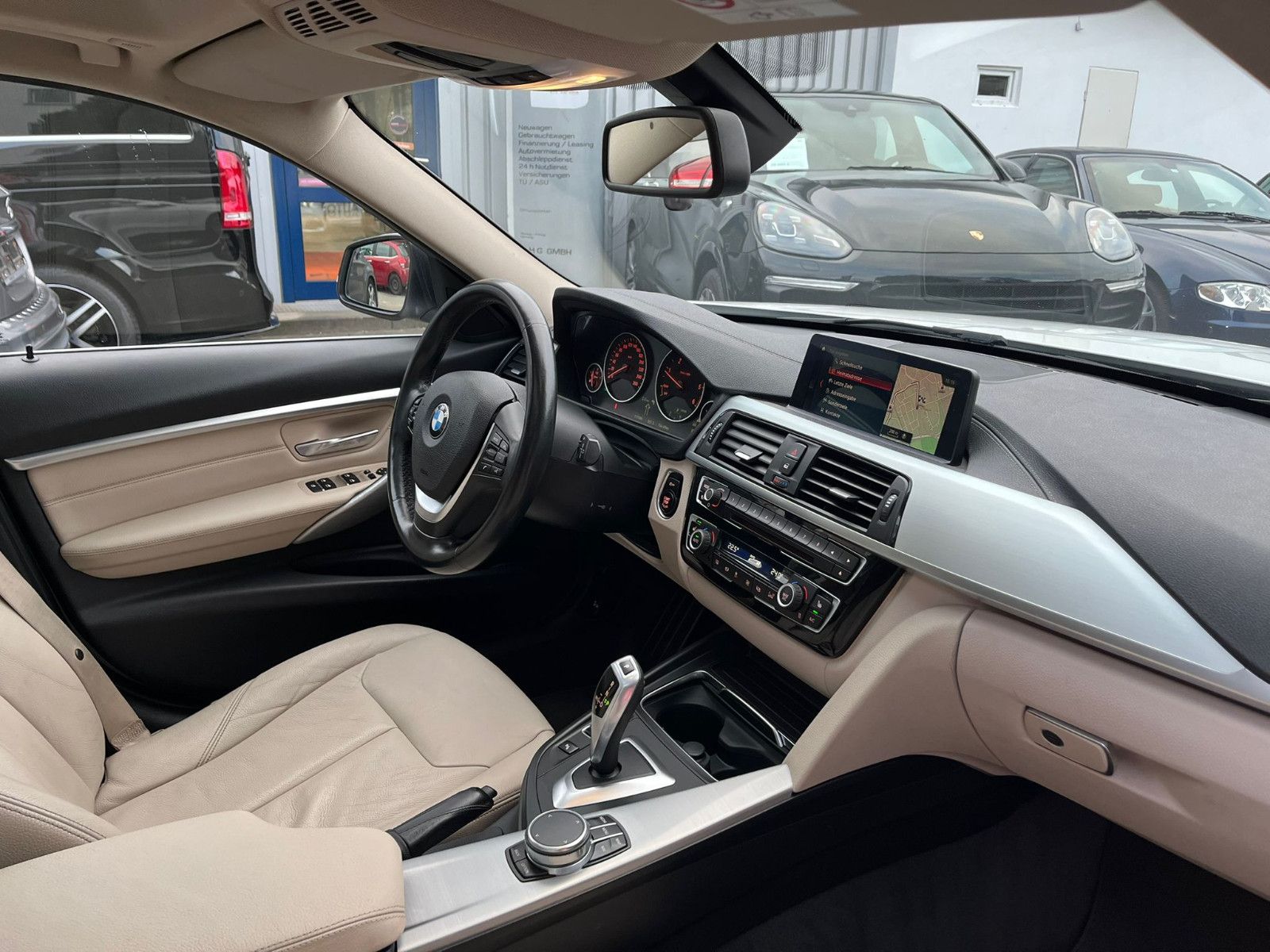 Fahrzeugabbildung BMW 320 d Touring xDrive Luxury Line Purity*PANO*LED