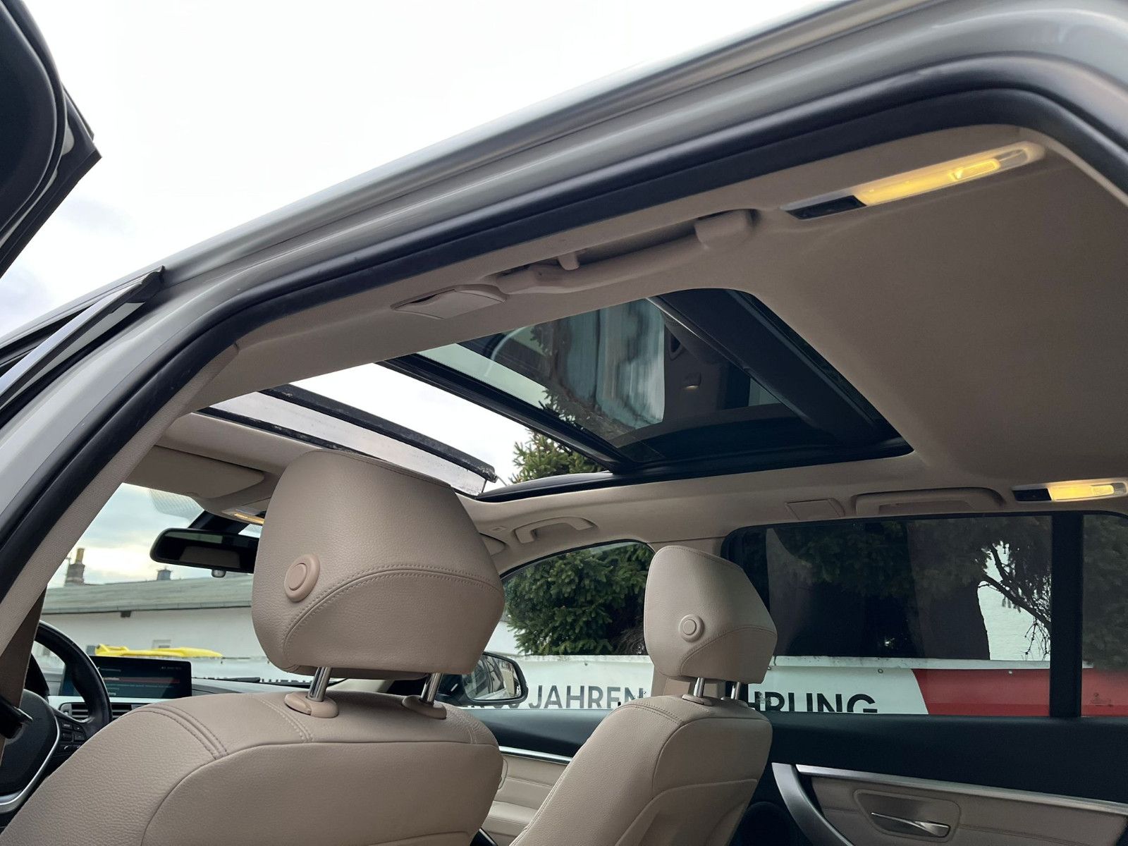 Fahrzeugabbildung BMW 320 d Touring xDrive Luxury Line Purity*PANO*LED