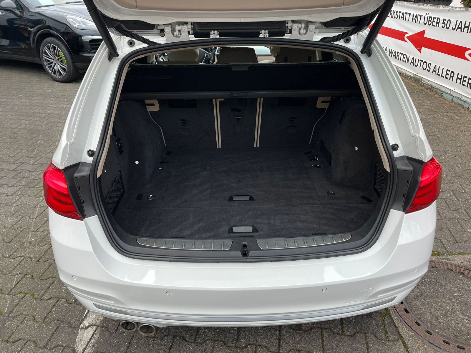 Fahrzeugabbildung BMW 320 d Touring xDrive Luxury Line Purity*PANO*LED