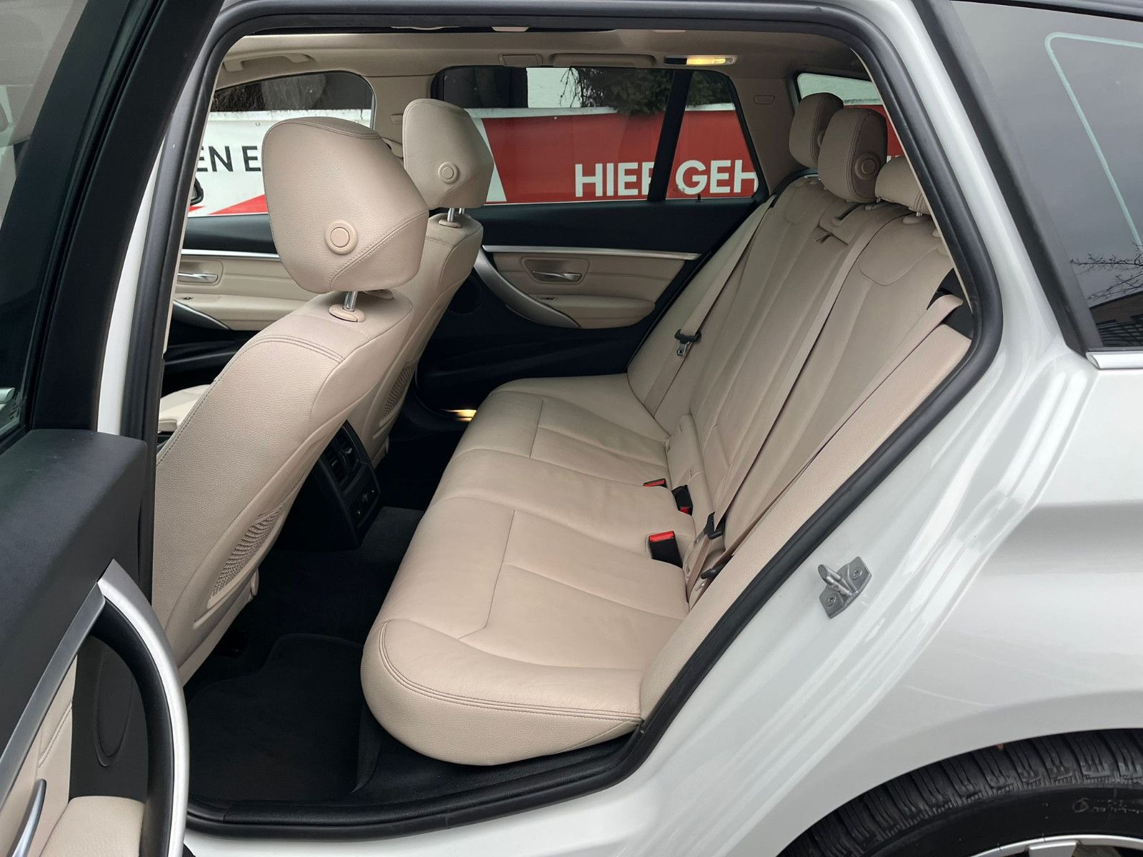 Fahrzeugabbildung BMW 320 d Touring xDrive Luxury Line Purity*PANO*LED