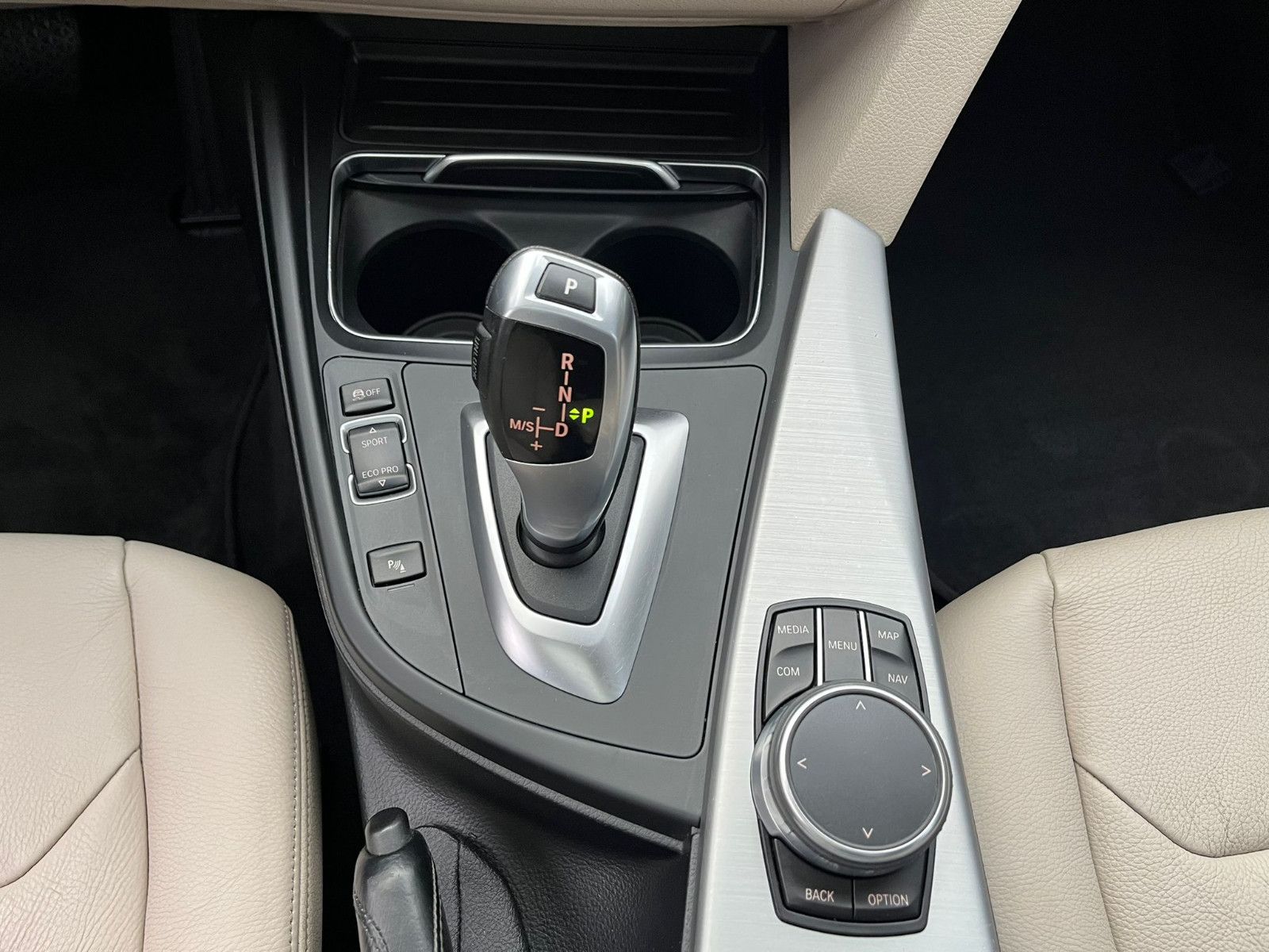 Fahrzeugabbildung BMW 320 d Touring xDrive Luxury Line Purity*PANO*LED