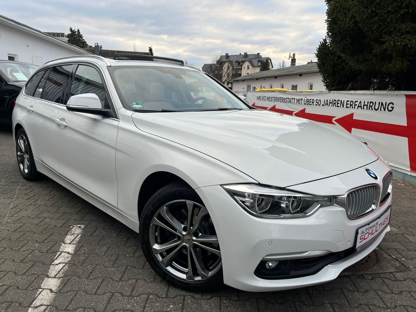 Fahrzeugabbildung BMW 320 d Touring xDrive Luxury Line Purity*PANO*LED