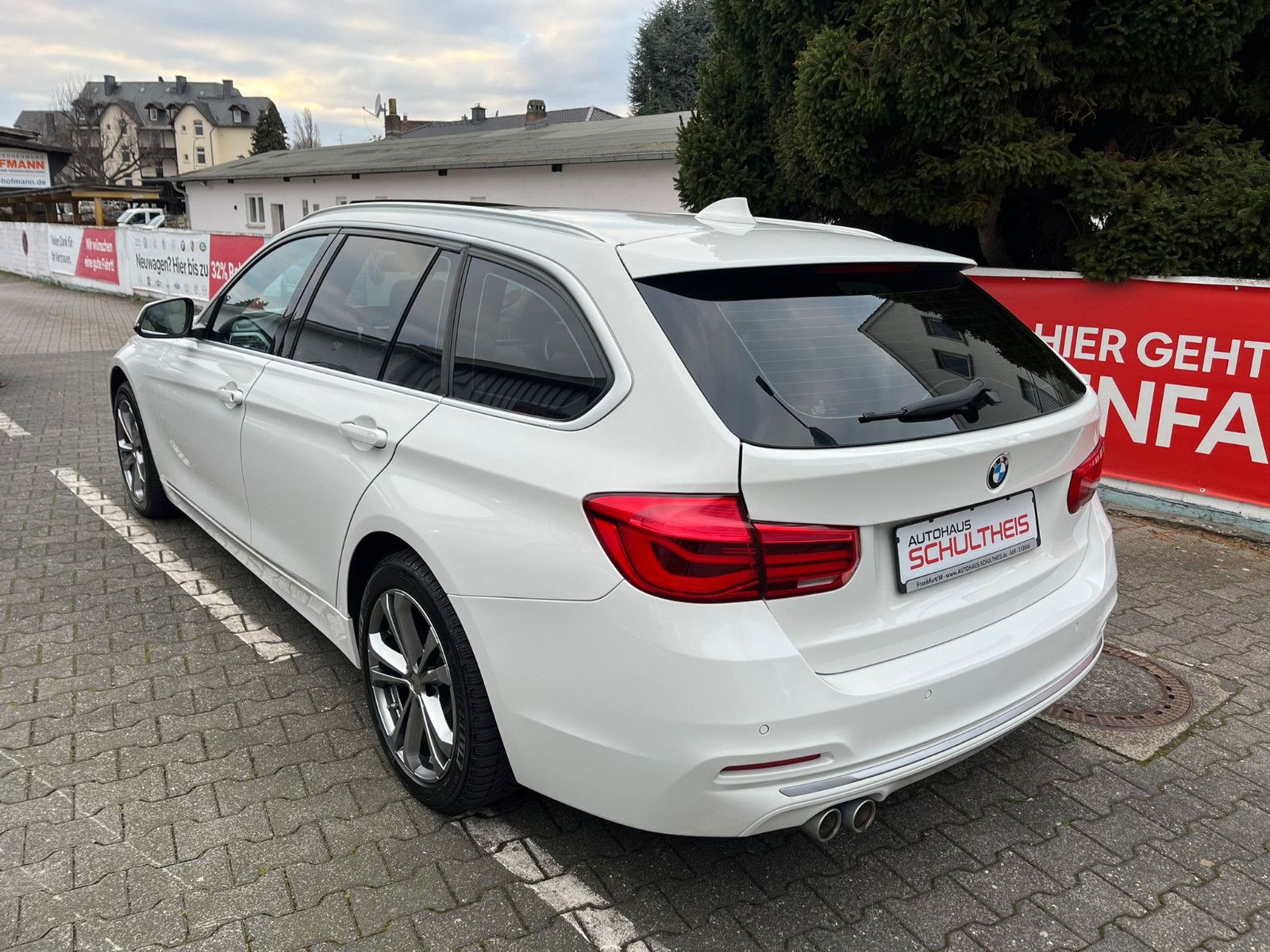 Fahrzeugabbildung BMW 320 d Touring xDrive Luxury Line Purity*PANO*LED