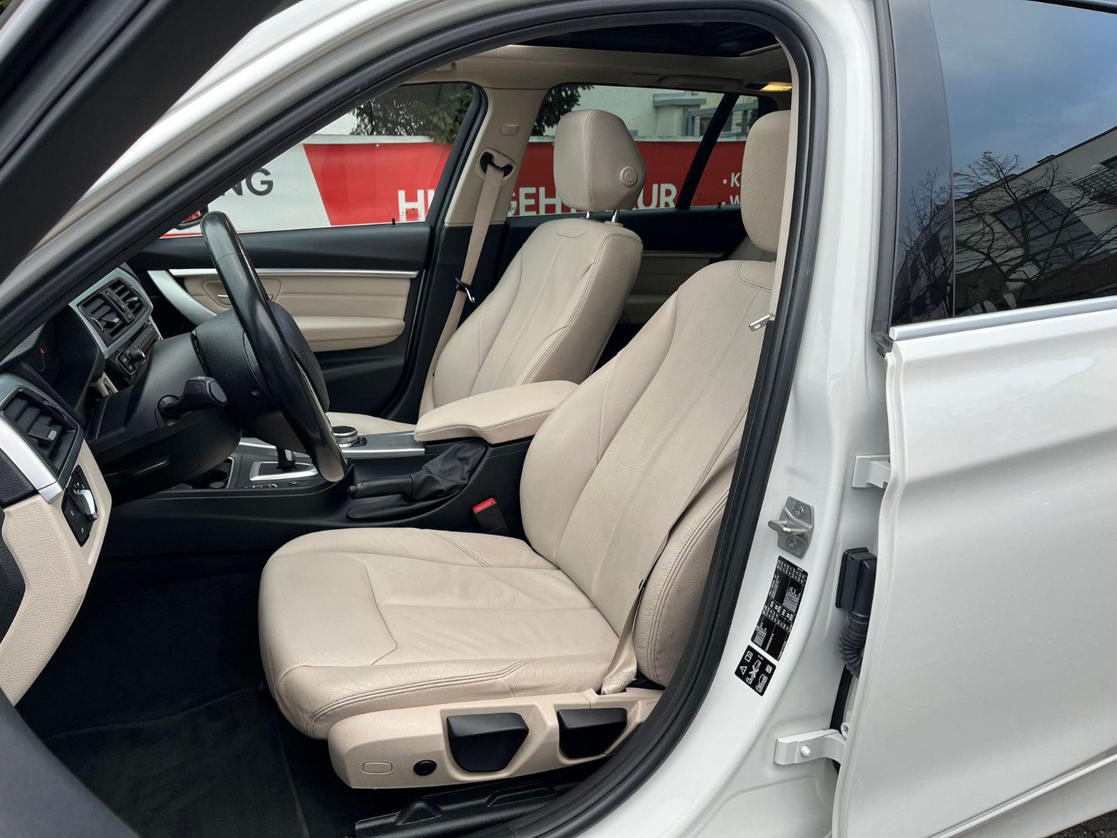 Fahrzeugabbildung BMW 320 d Touring xDrive Luxury Line Purity*PANO*LED