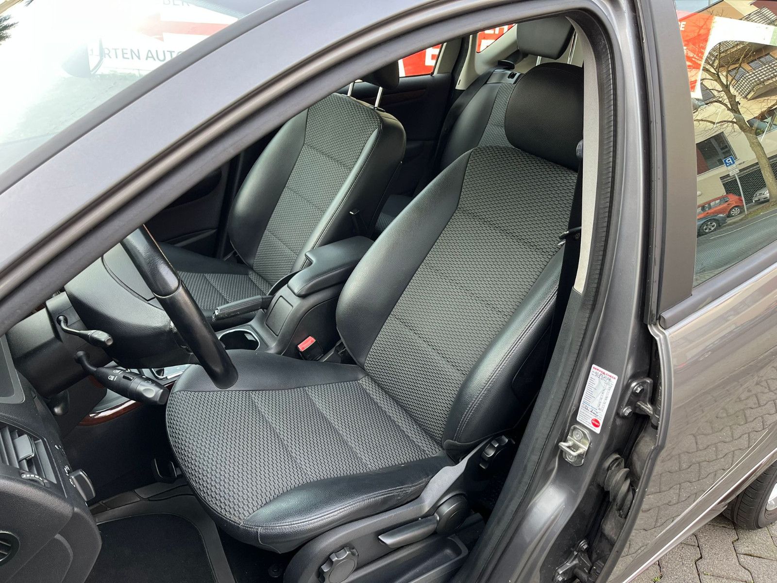 Fahrzeugabbildung Mercedes-Benz A 180 Aut*NAVI*PDC*SHZ*TEMPOMAT*BLUETOOTH