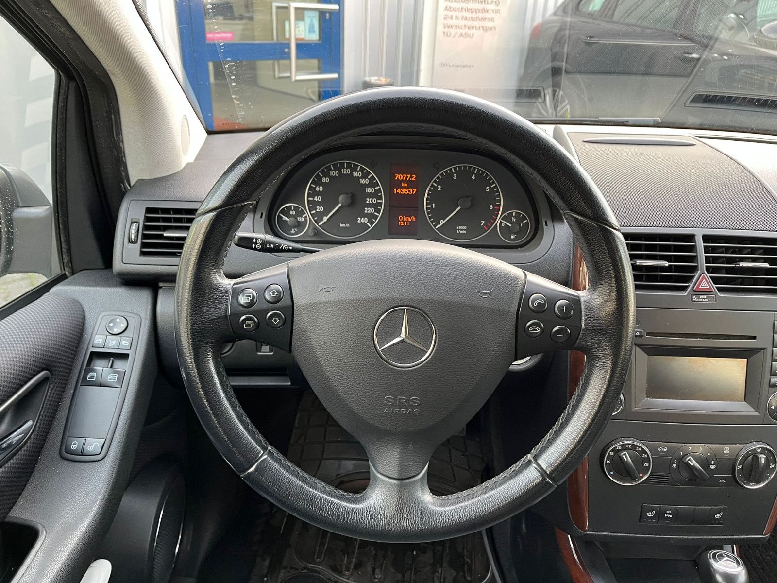 Fahrzeugabbildung Mercedes-Benz A 180 Aut*NAVI*PDC*SHZ*TEMPOMAT*BLUETOOTH
