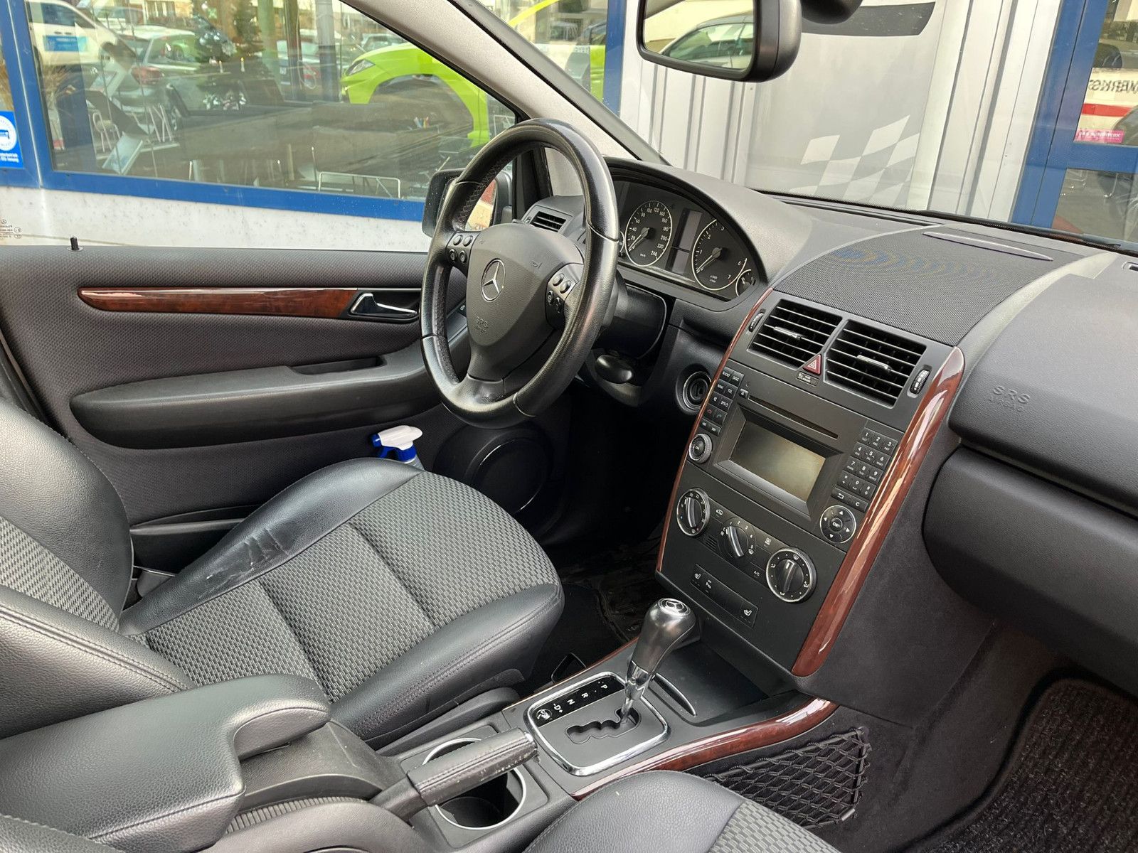 Fahrzeugabbildung Mercedes-Benz A 180 Aut*NAVI*PDC*SHZ*TEMPOMAT*BLUETOOTH