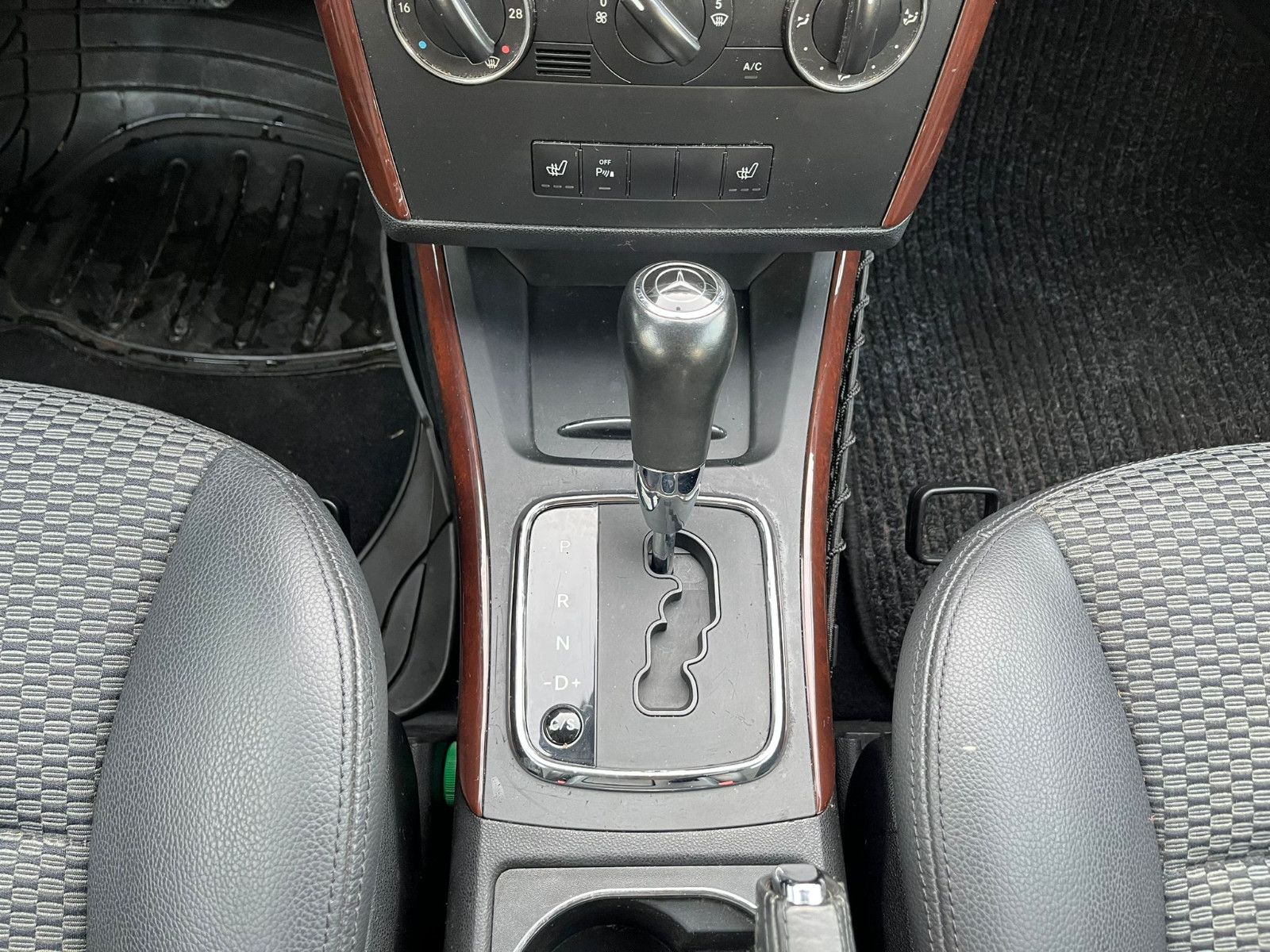 Fahrzeugabbildung Mercedes-Benz A 180 Aut*NAVI*PDC*SHZ*TEMPOMAT*BLUETOOTH