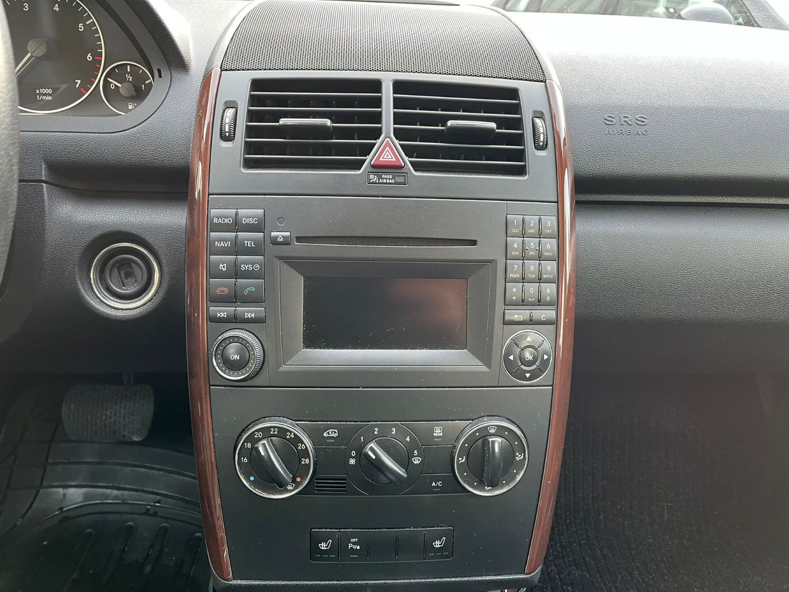 Fahrzeugabbildung Mercedes-Benz A 180 Aut*NAVI*PDC*SHZ*TEMPOMAT*BLUETOOTH