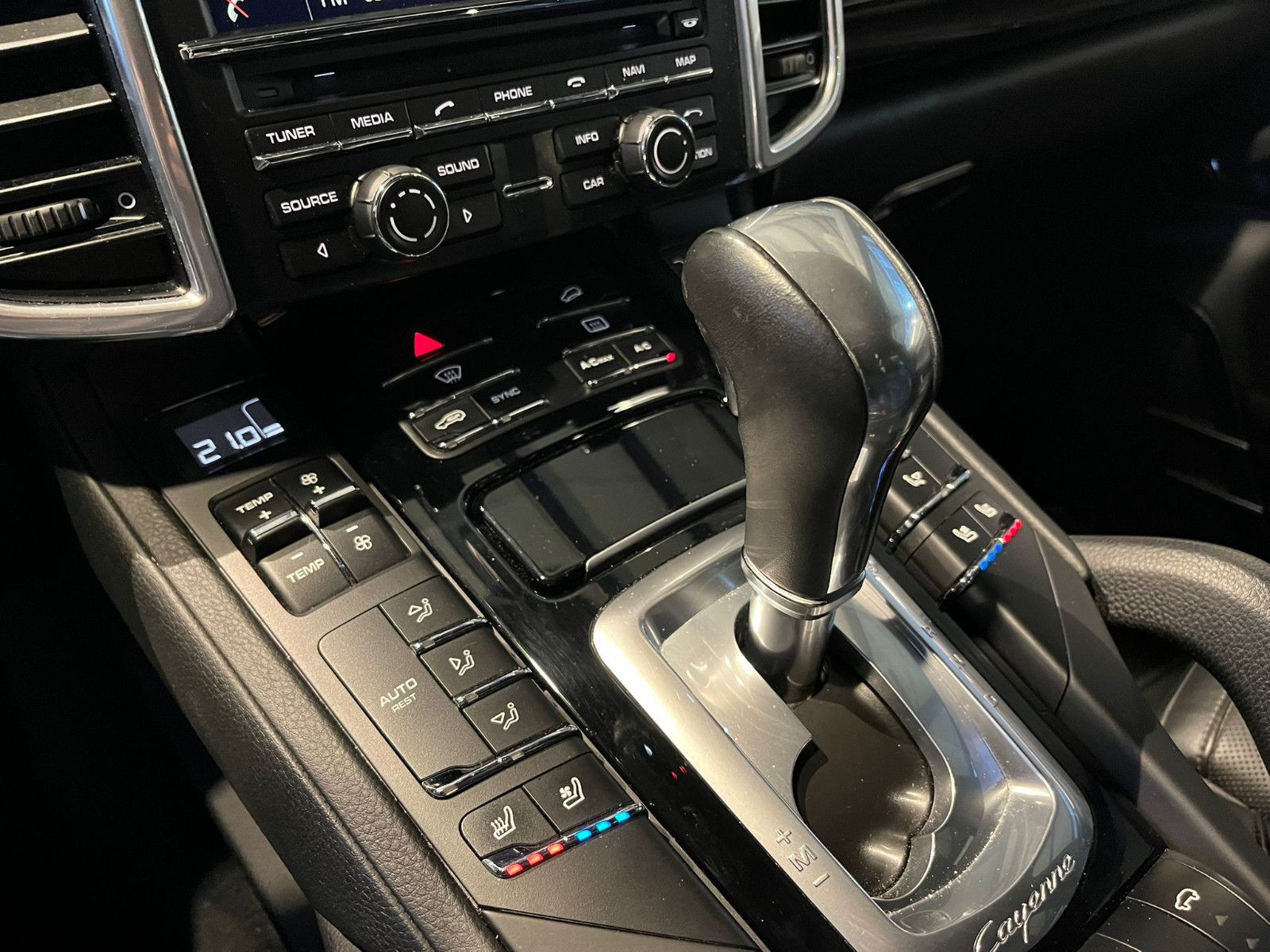 Fahrzeugabbildung Porsche Cayenne S*LEDER-SCHWARZ*GSD*STHZG*BOSE*RFK*AHK*