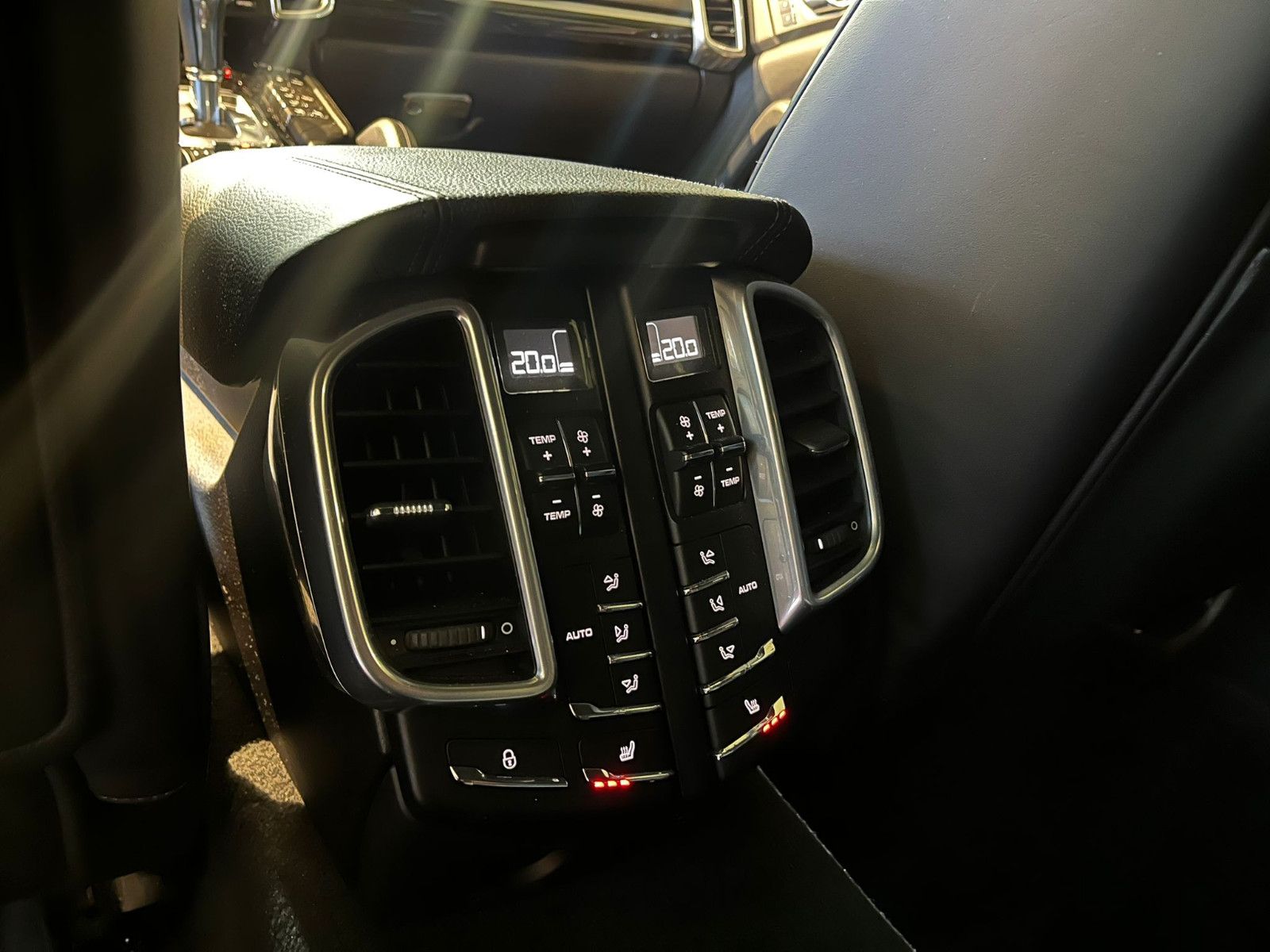 Fahrzeugabbildung Porsche Cayenne S*LEDER-SCHWARZ*GSD*STHZG*BOSE*RFK*AHK*