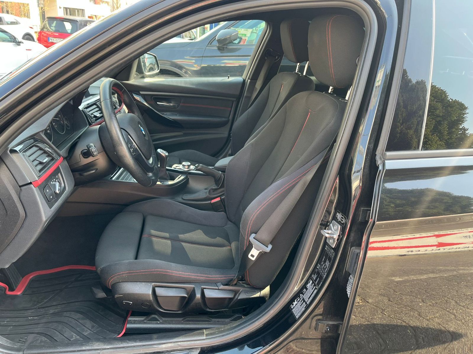 Fahrzeugabbildung BMW 320 d xDrive Limo*1.HAND*LED*NAVI*PDC*