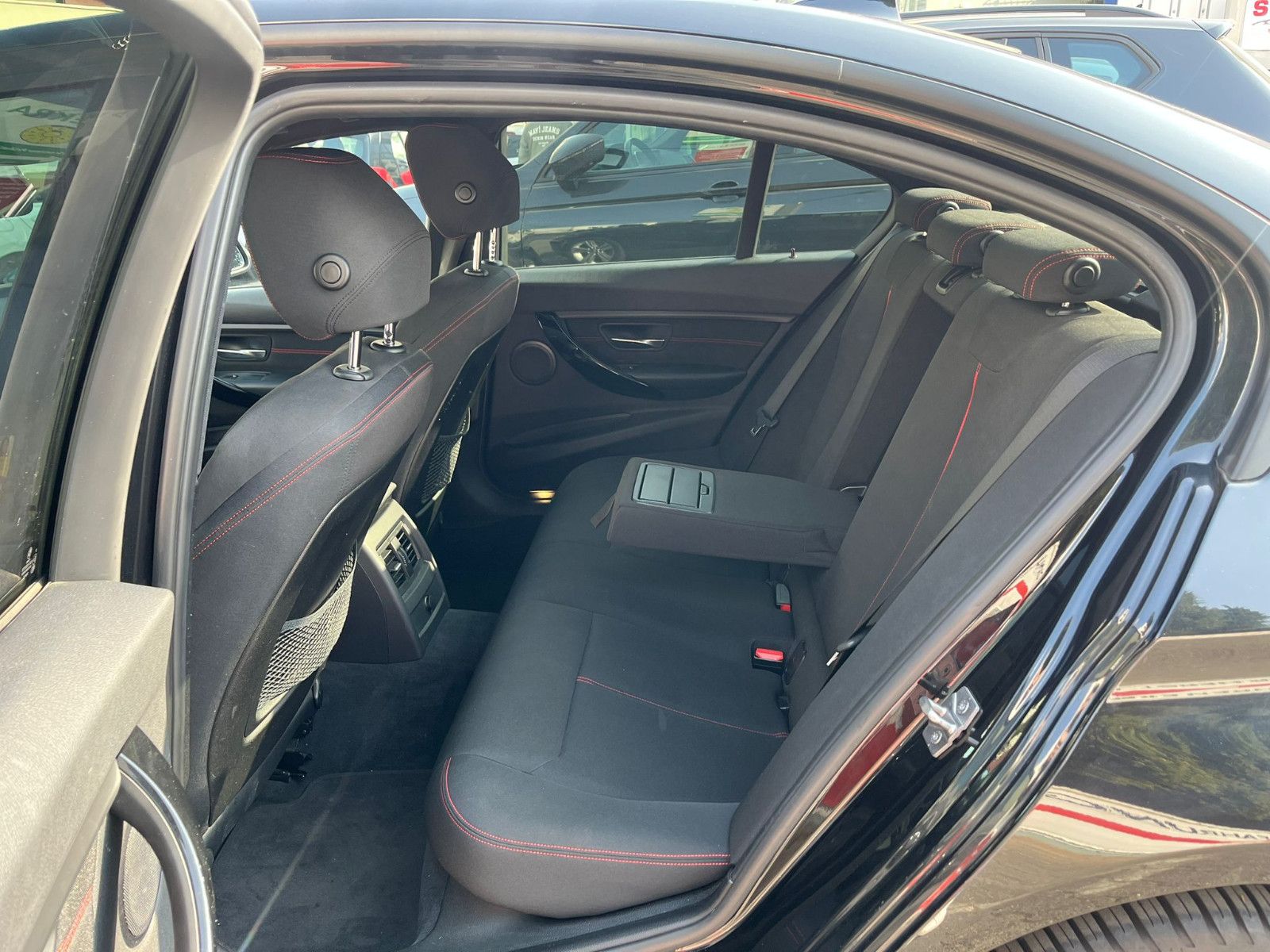 Fahrzeugabbildung BMW 320 d xDrive Limo*1.HAND*LED*NAVI*PDC*