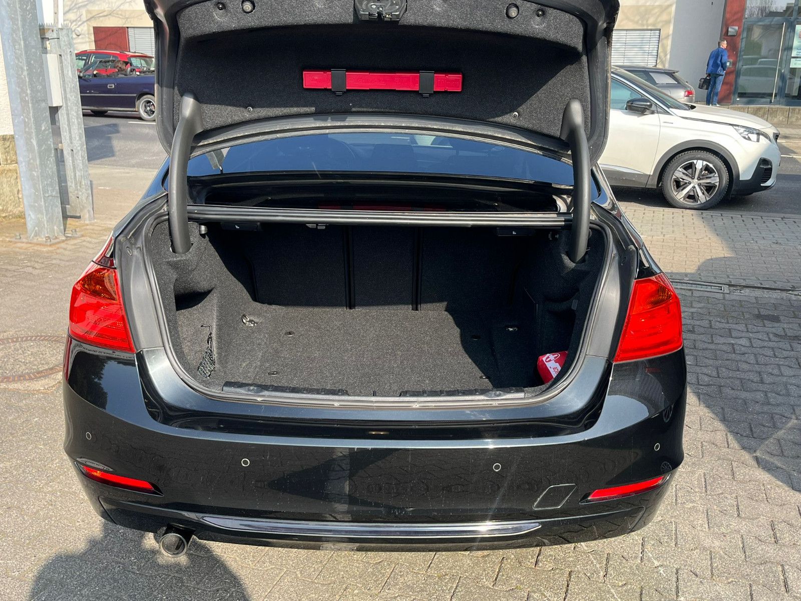 Fahrzeugabbildung BMW 320 d xDrive Limo*1.HAND*LED*NAVI*PDC*