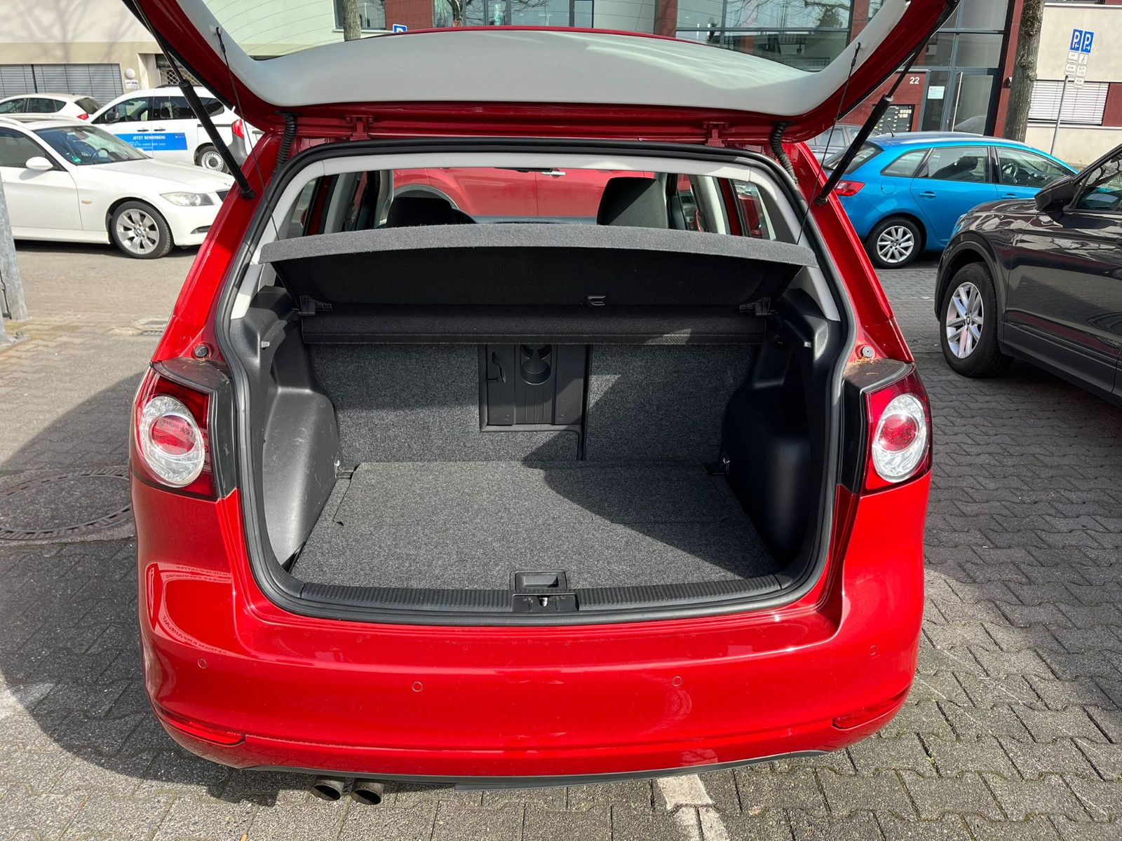 Fahrzeugabbildung Volkswagen Golf Plus VI Comfortline DSG*PDC*SITZHEIZUNG*