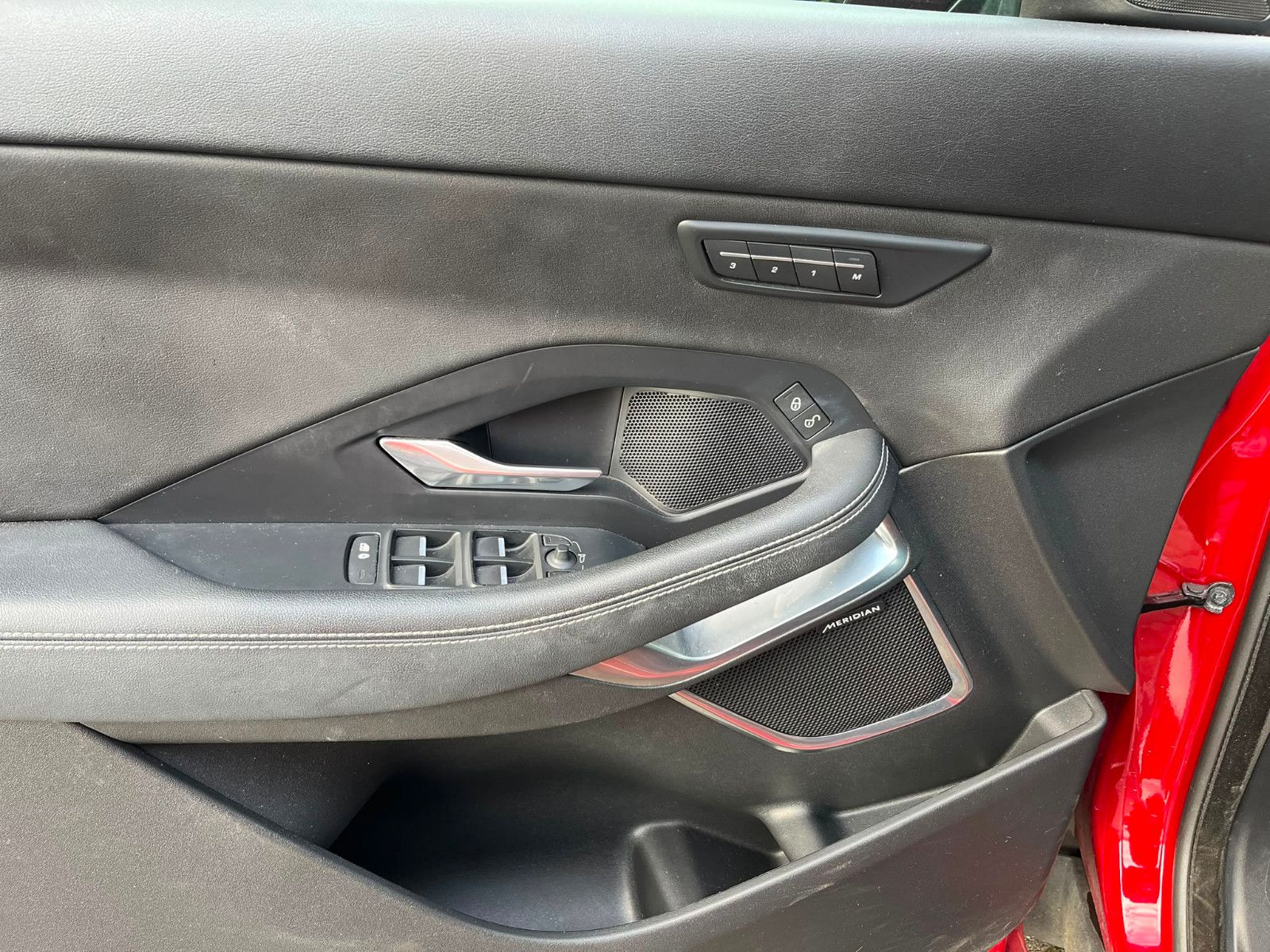 Fahrzeugabbildung Jaguar E-PACE R-Dynamic SE AWD KEYLES*NAVI*LEDER*
