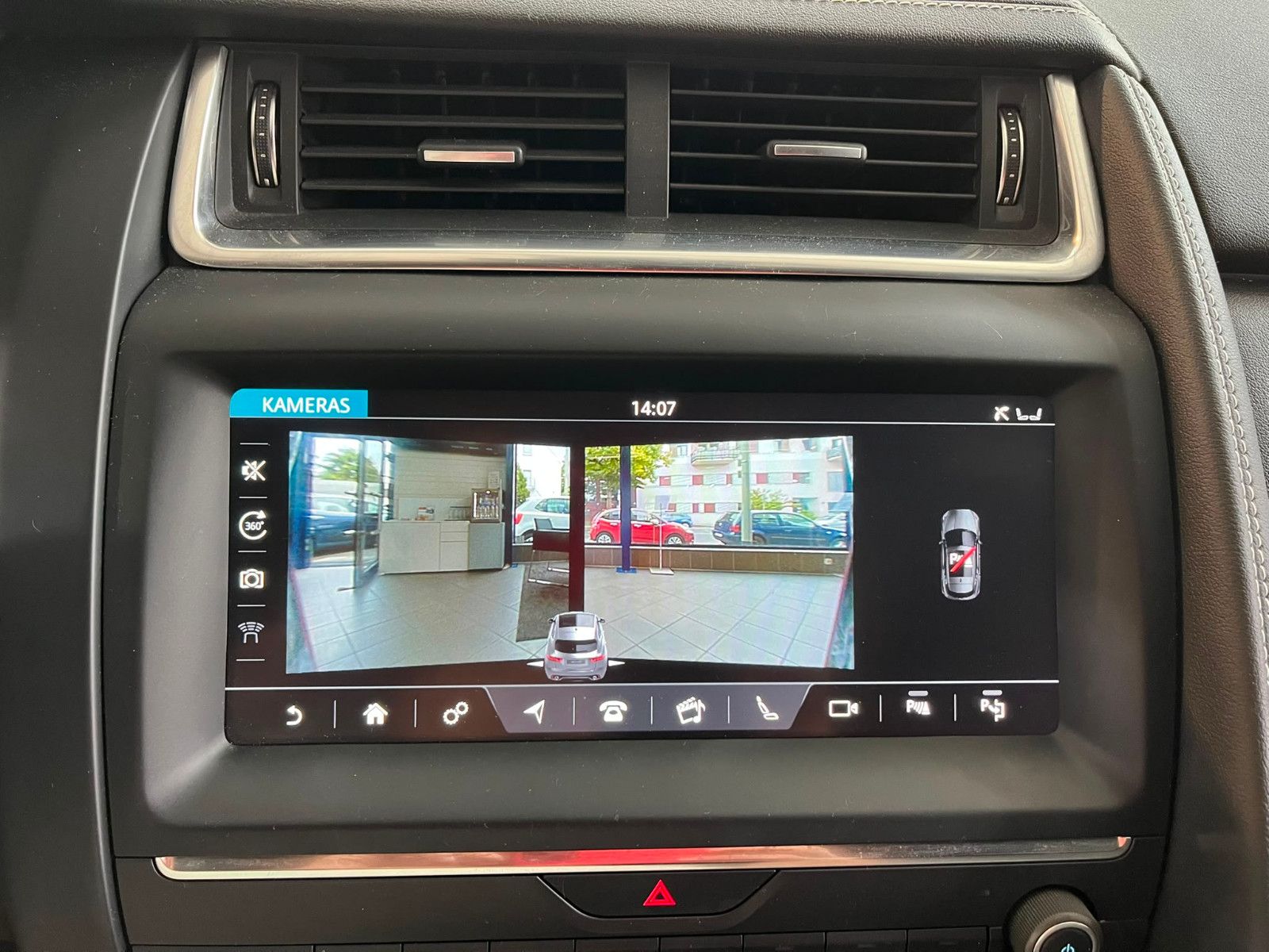 Fahrzeugabbildung Jaguar E-PACE R-Dynamic SE AWD KEYLES*NAVI*LEDER*