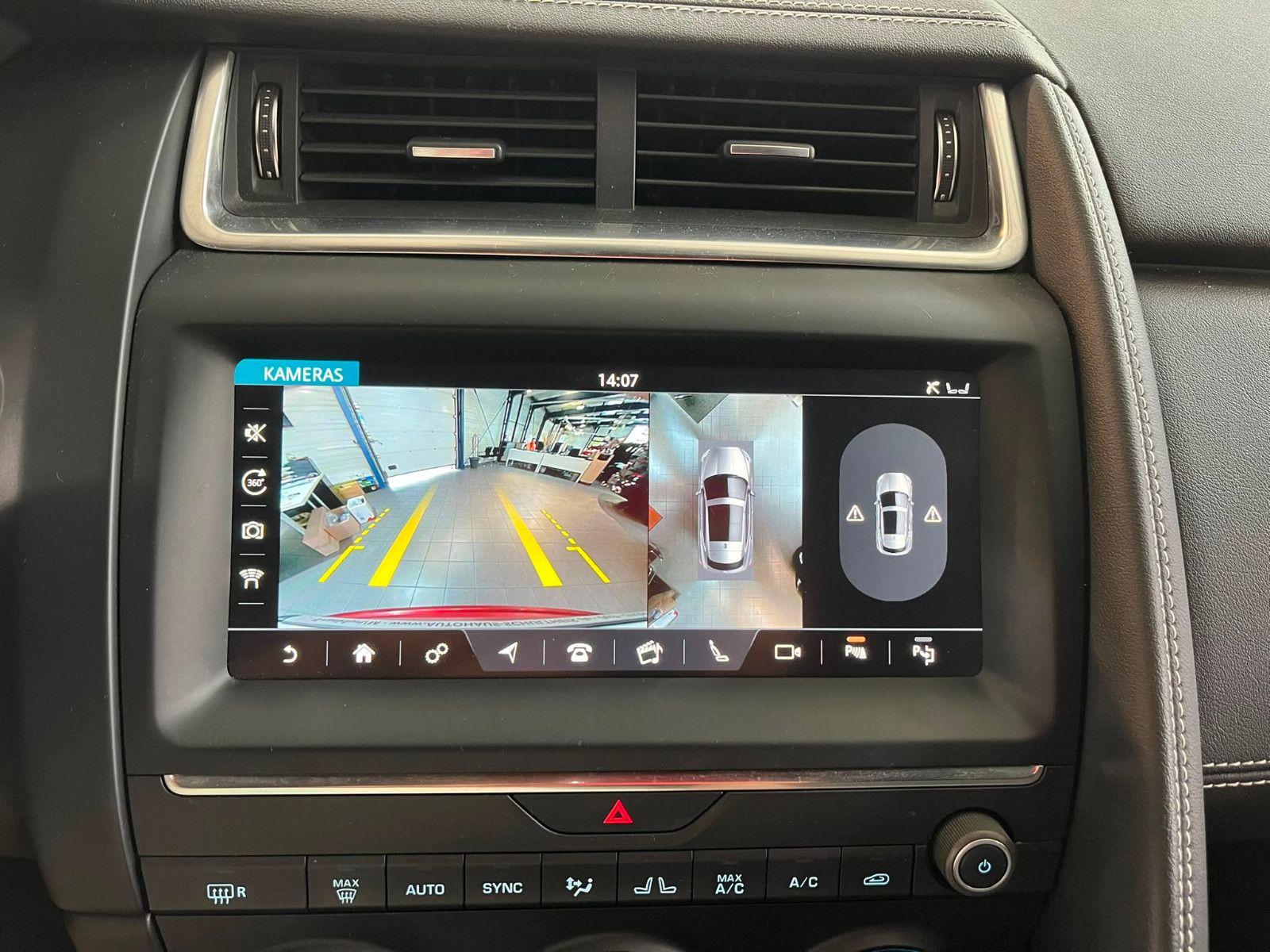 Fahrzeugabbildung Jaguar E-PACE R-Dynamic SE AWD KEYLES*NAVI*LEDER*