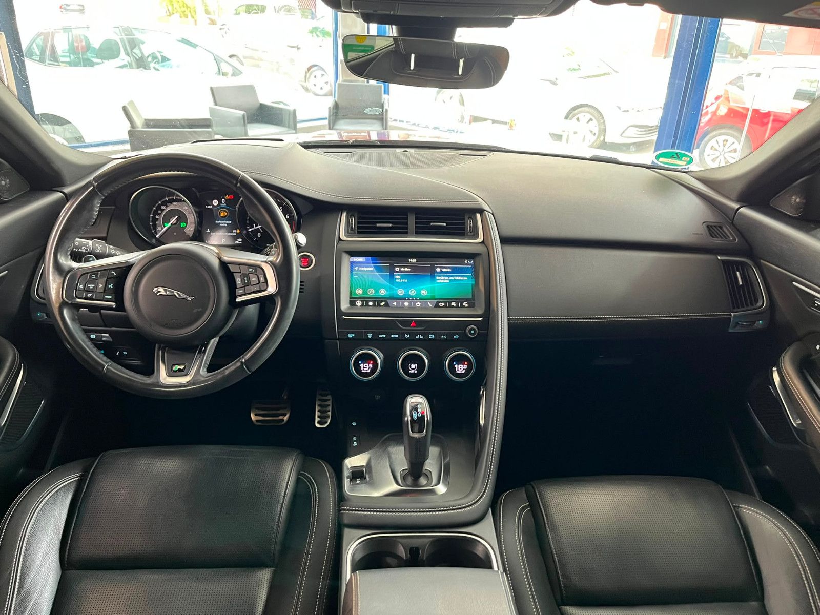 Fahrzeugabbildung Jaguar E-PACE R-Dynamic SE AWD KEYLES*NAVI*LEDER*