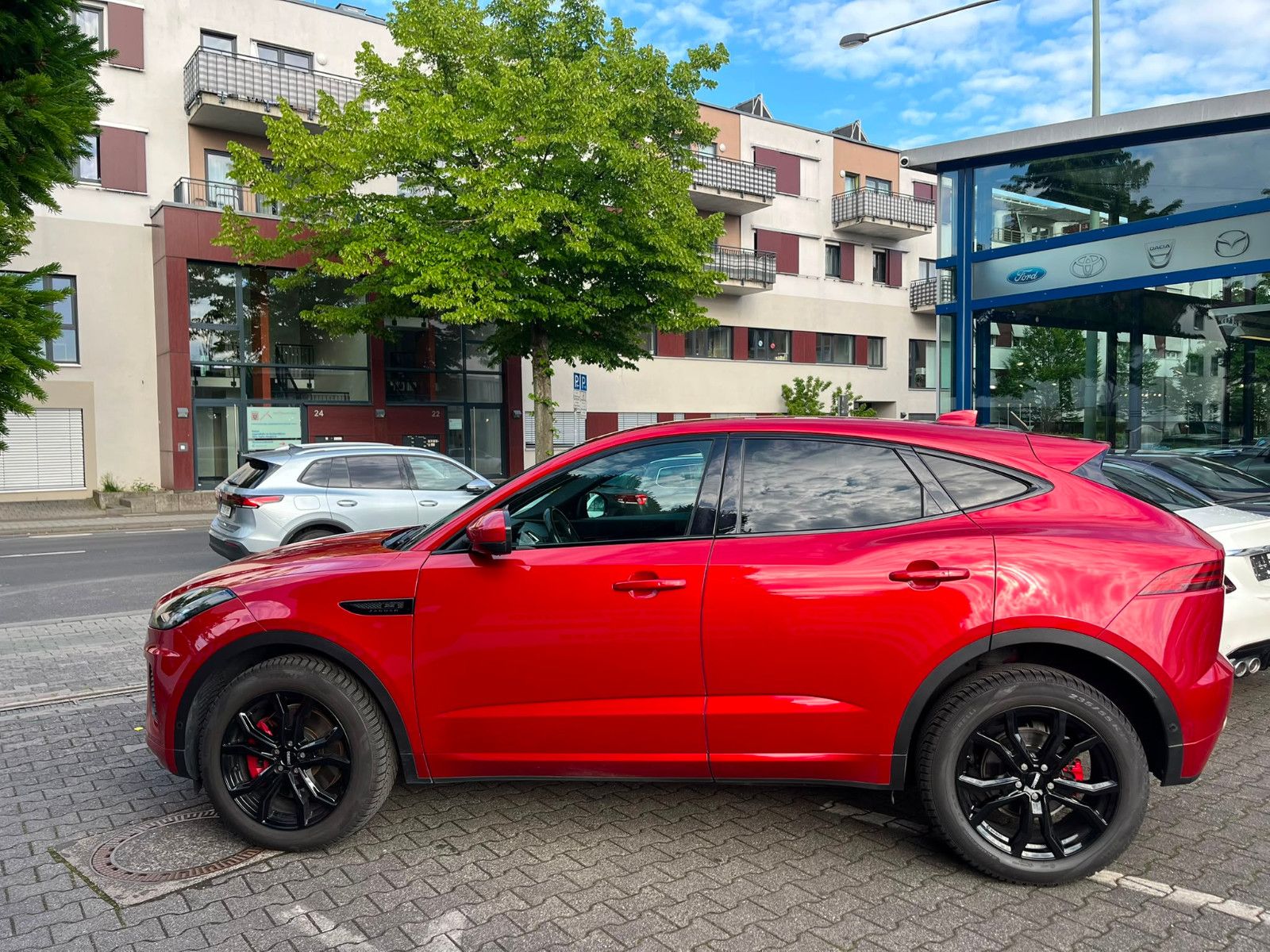 Fahrzeugabbildung Jaguar E-PACE R-Dynamic SE AWD KEYLES*NAVI*LEDER*