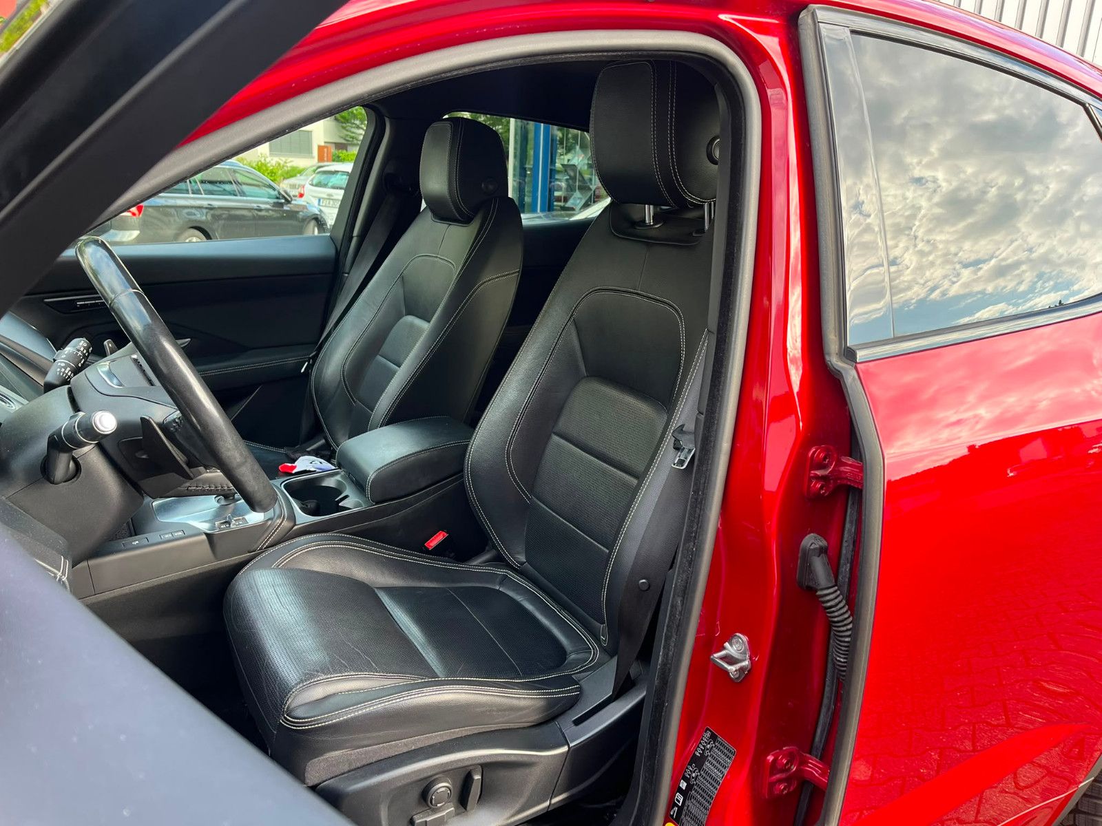Fahrzeugabbildung Jaguar E-PACE R-Dynamic SE AWD KEYLES*NAVI*LEDER*